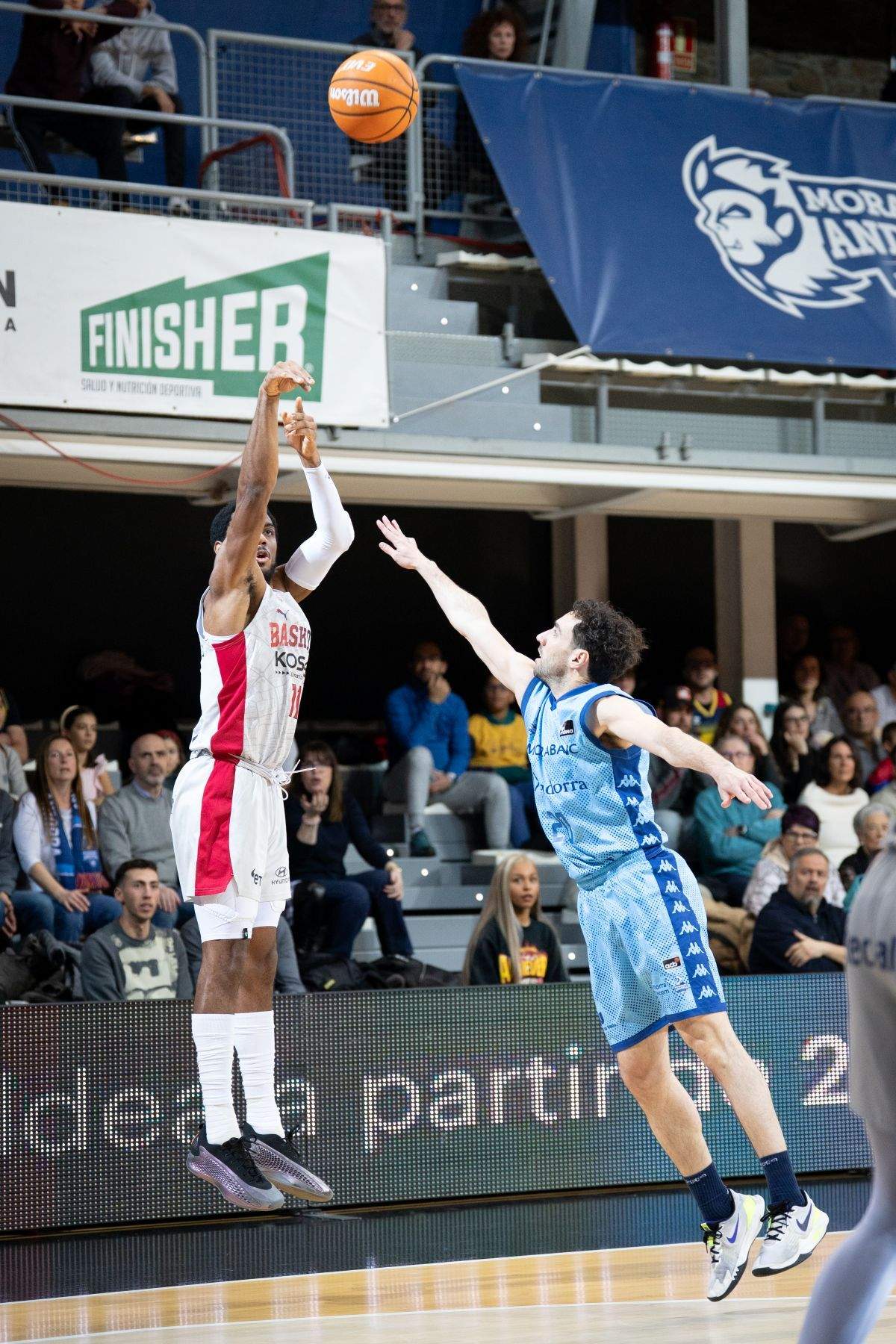 Kuric, defensant un dels llançaments del Baskonia.