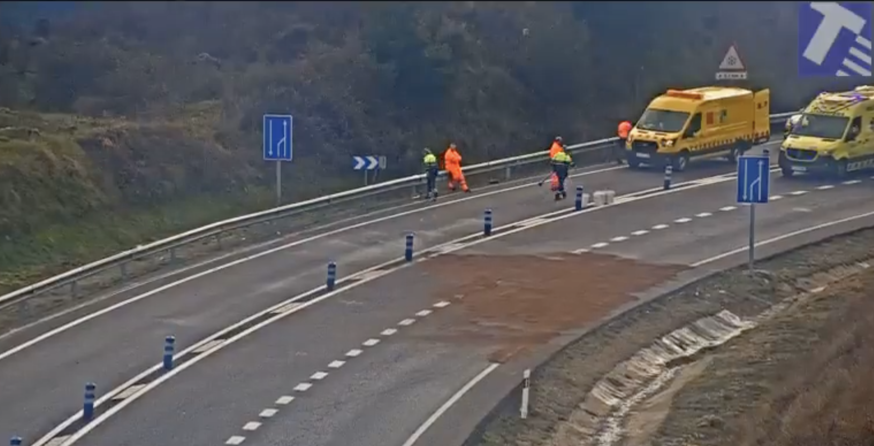 Els serveis d'emergències netejant el punt de l'accident a l'altura de Cercs.