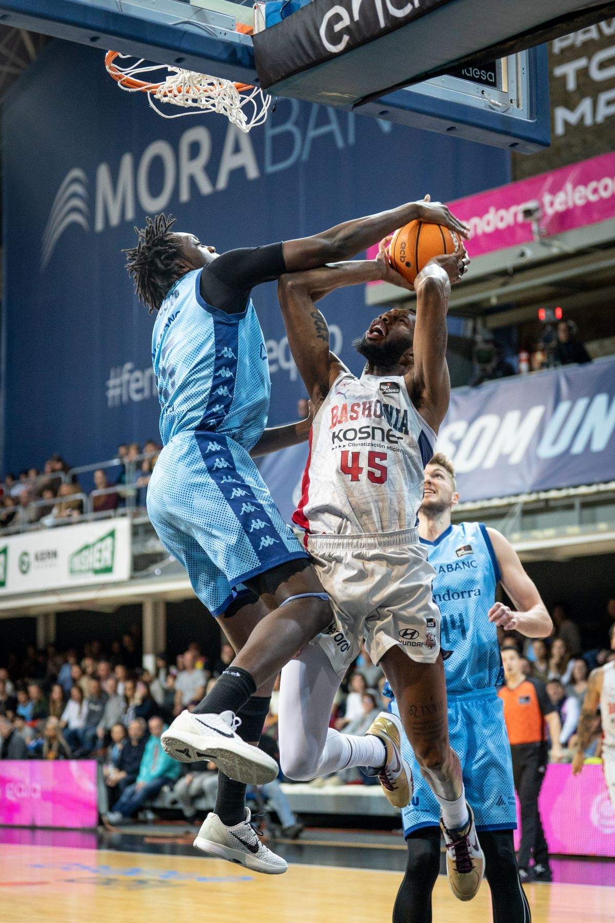 Doumbouya, mostrant la seva imponència sota cistella. 