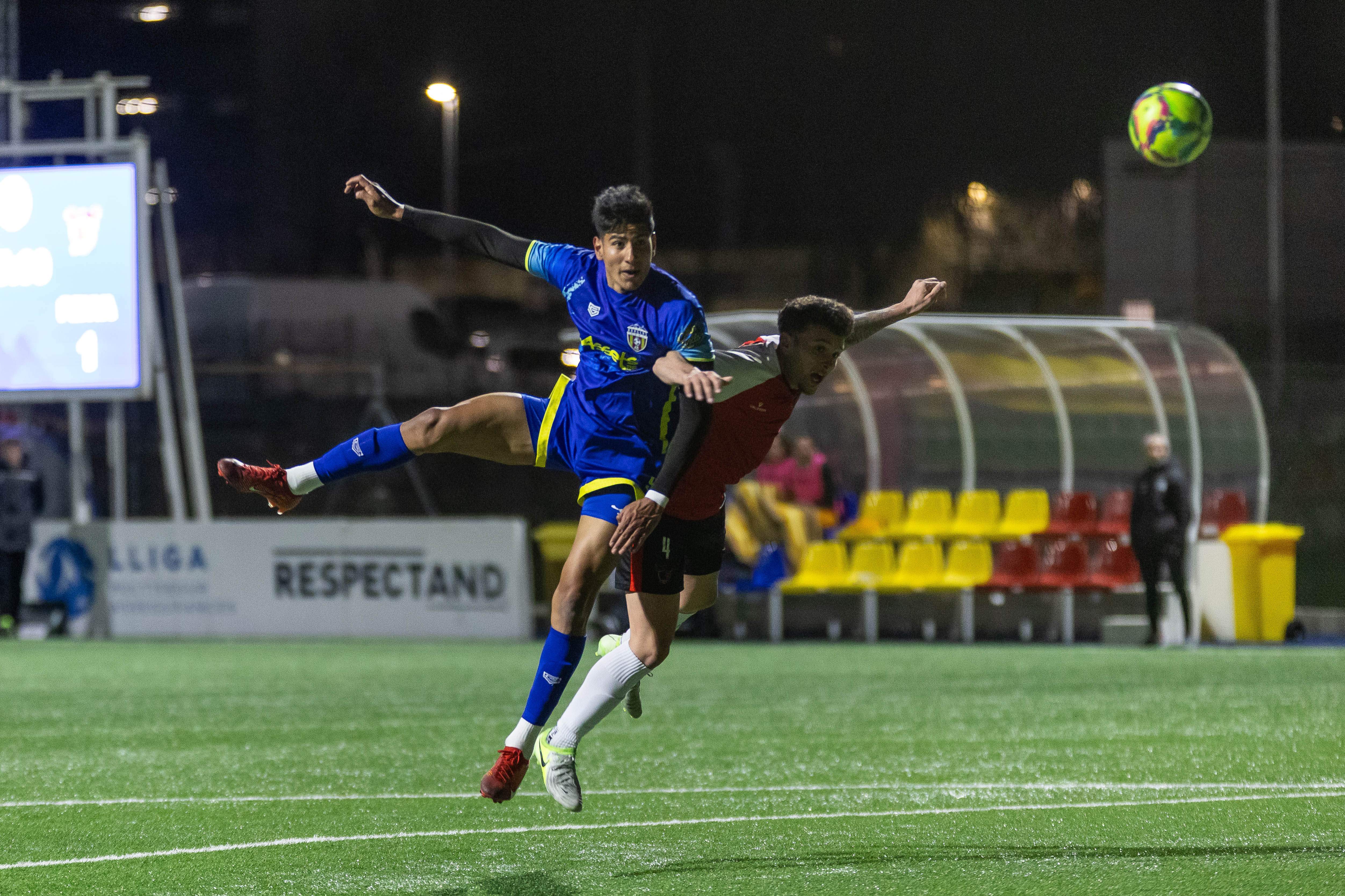 Lluita entre dos jugadors del Ranger's i la Penya.