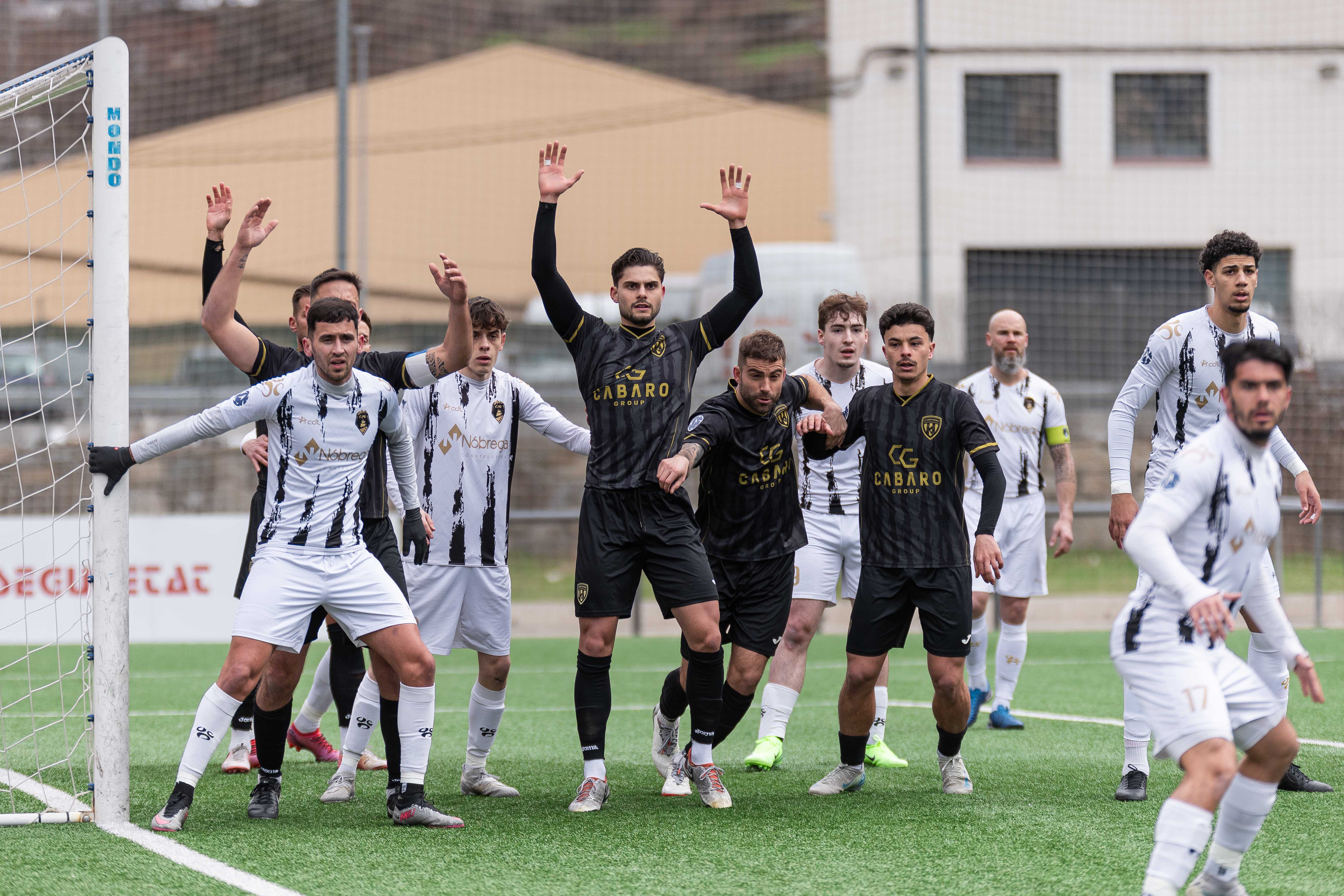 Els jugadors de l'FC Santa Coloma reclamen la pilota en una acció a pilota aturada contra l'Esperança.