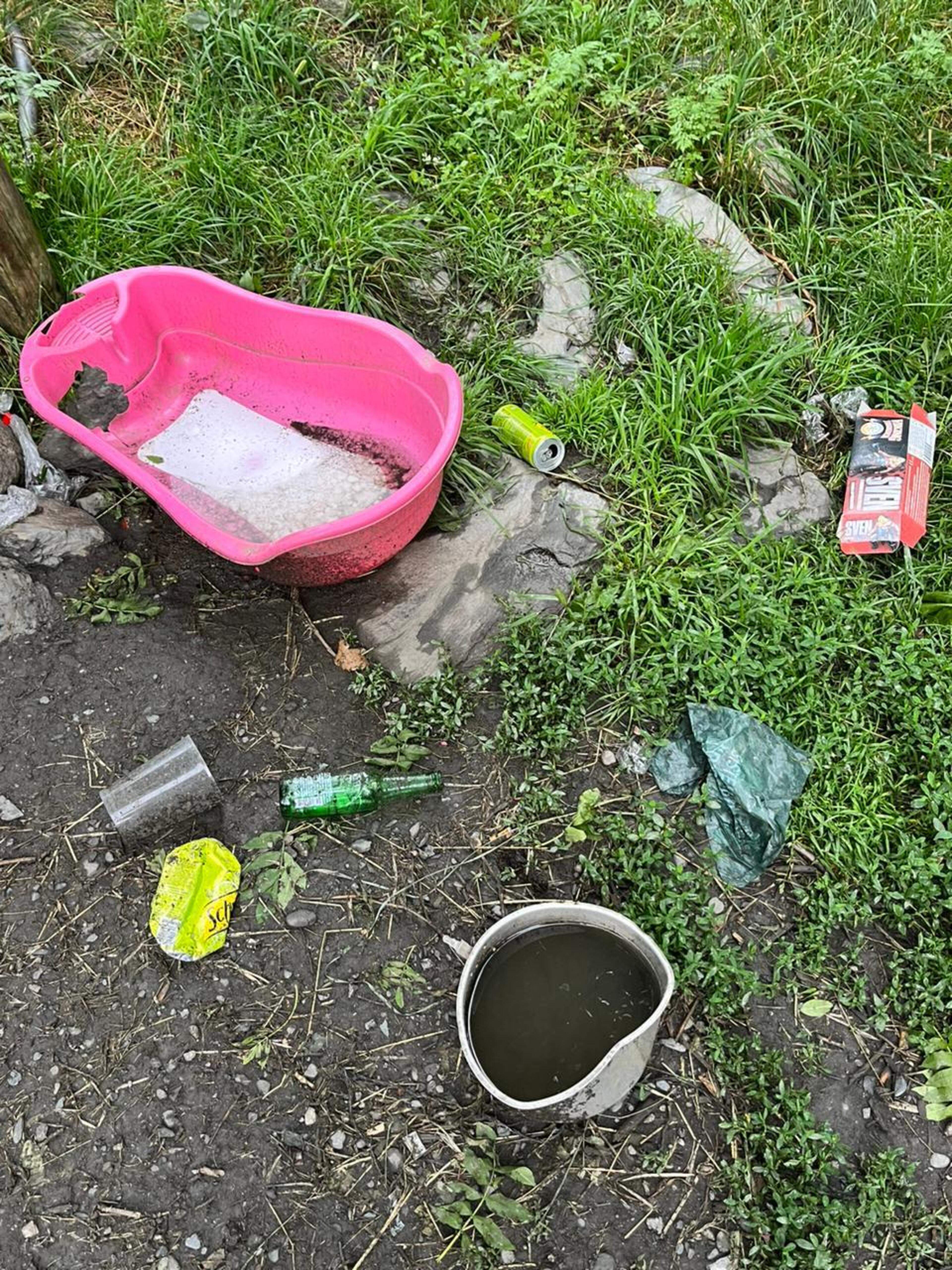 Restes d'un botellot i altres estris abandonats.