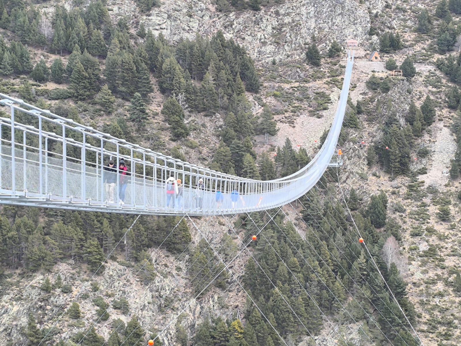Visitants al pont tibetà.