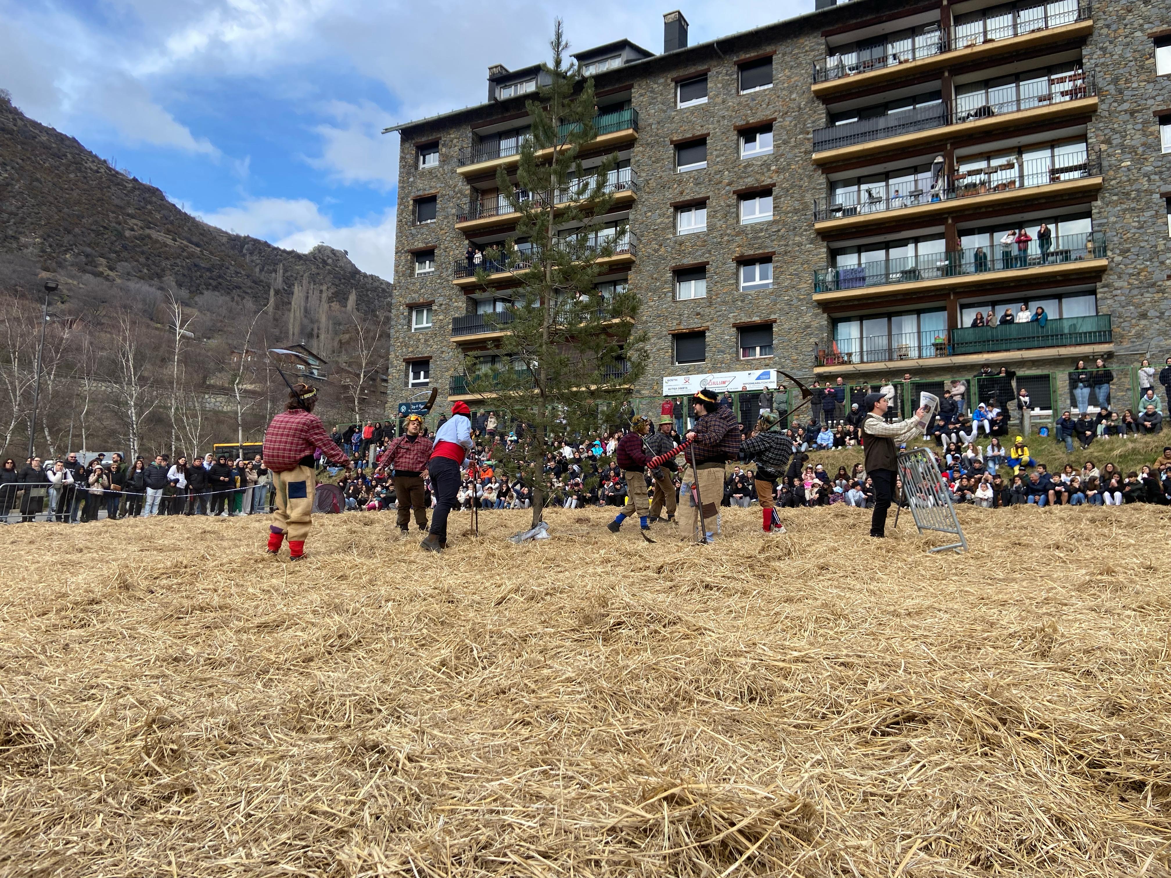 Els dallaires, fent la seva feina mentre el padrí llegeix el diari.