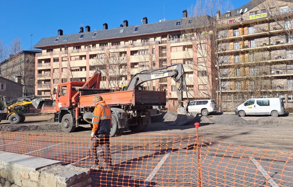 Les màquines, treballant a l'antic aparcament de Sant Miquel.