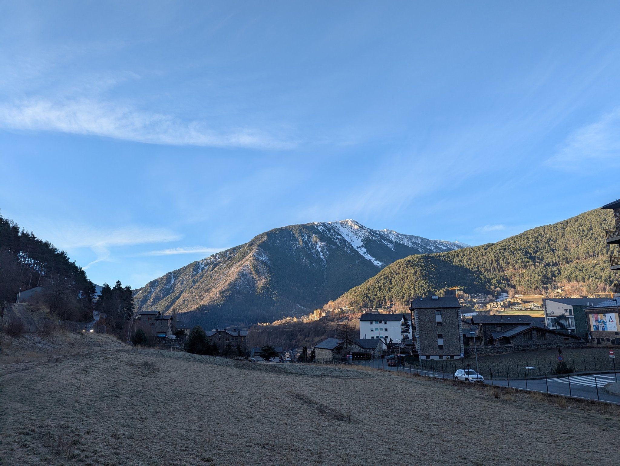 Una imatge de l'Aldosa amb poca neu a les muntanyes aquest mes de febrer.