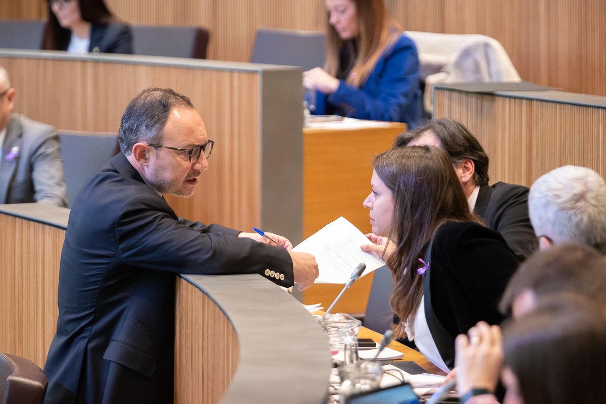 Espot parla amb la consellera demòcrata Meritxell López.