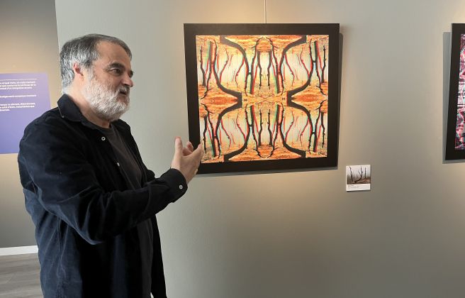 Planchart explicant com va fer la peça 'Natura Morta'.