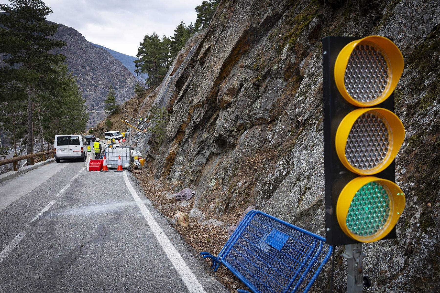 La carretera reoberta amb semàfor.