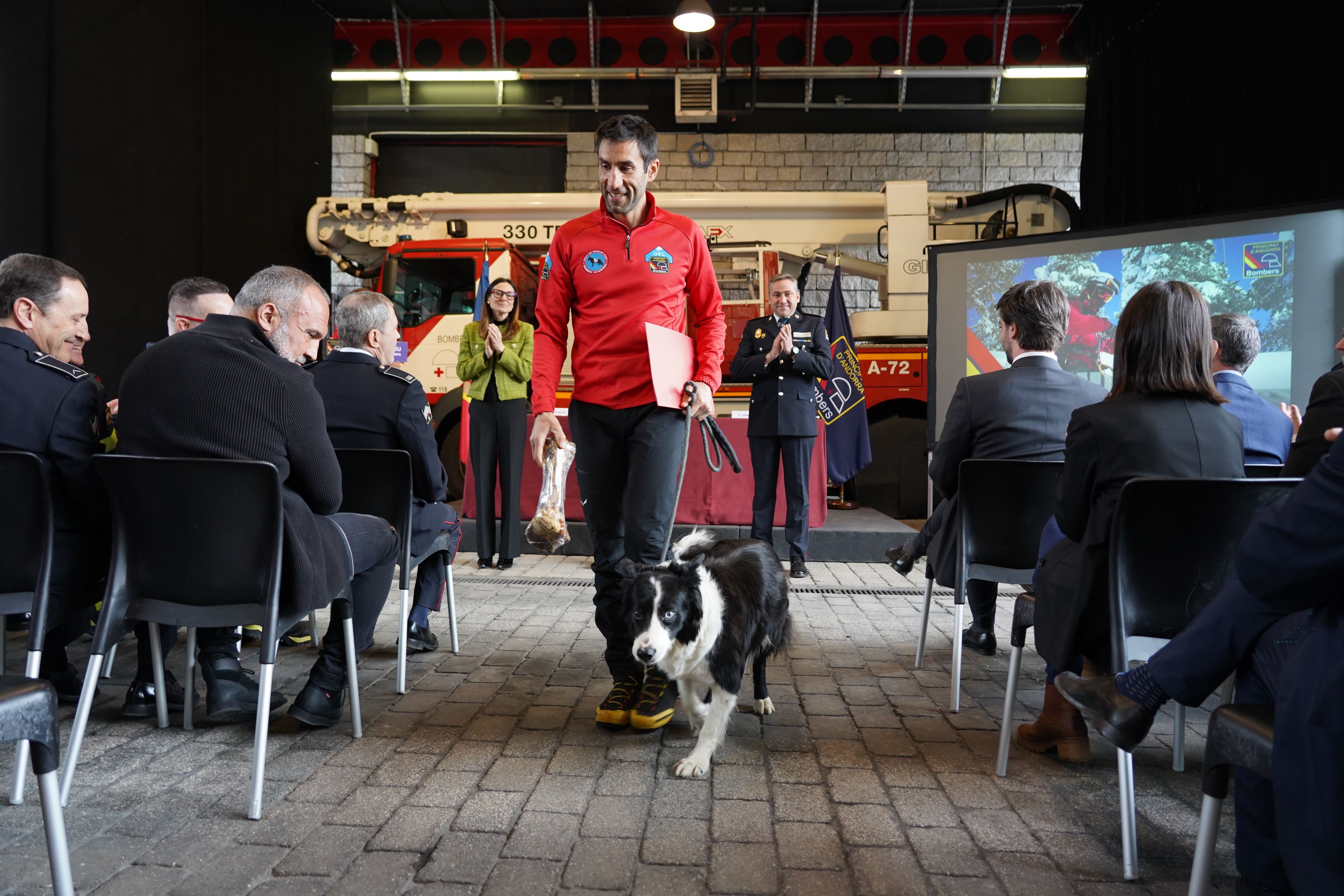 El gos que s'ha jubilat amb el seu guia. El gos que s'ha jubilat amb el seu guia.