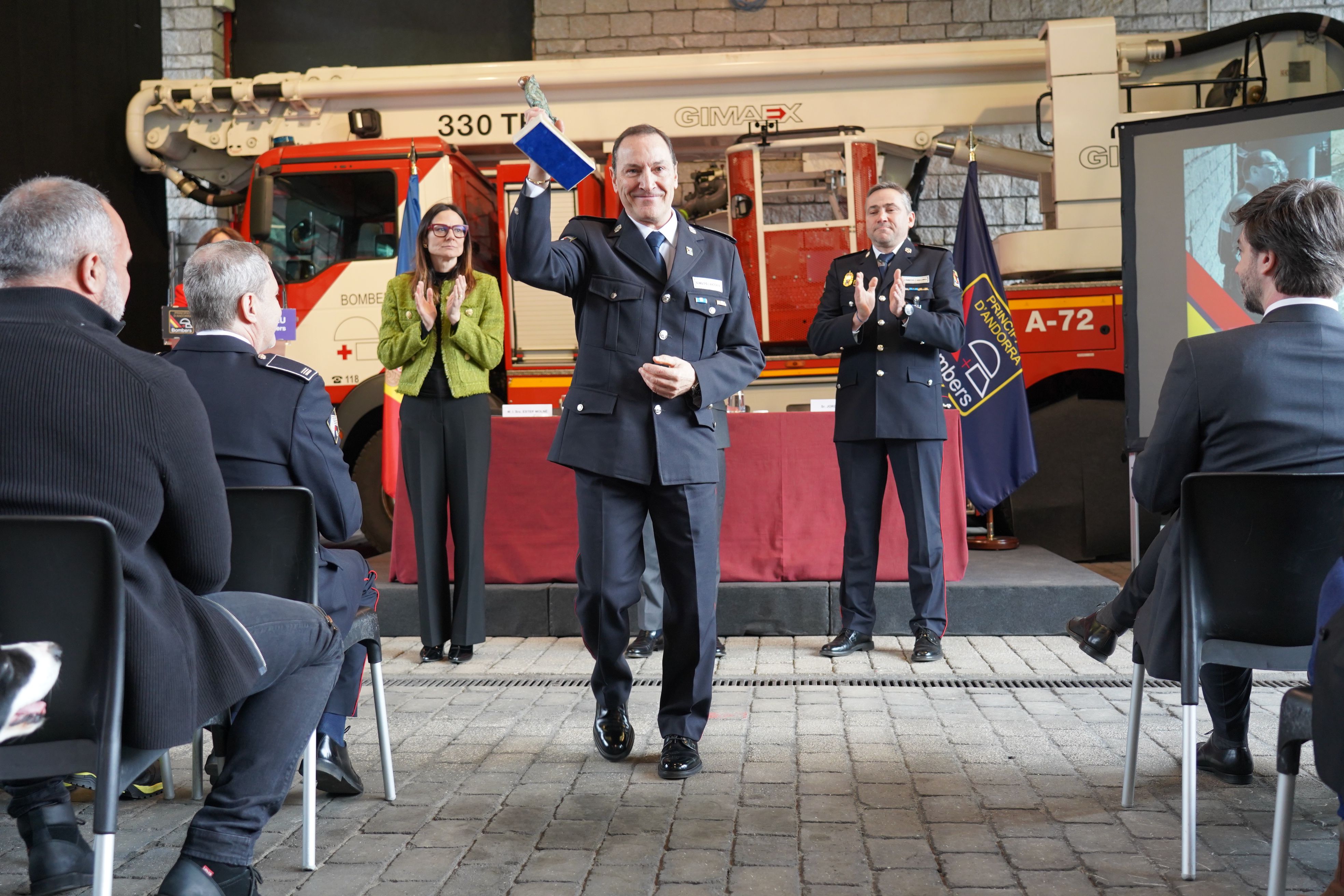 Jaume Crespo amb l'estatueta de record una vegada s'ha jubilat. Jaume Crespo amb l'estatueta de record una vegada s'ha jubilat.
