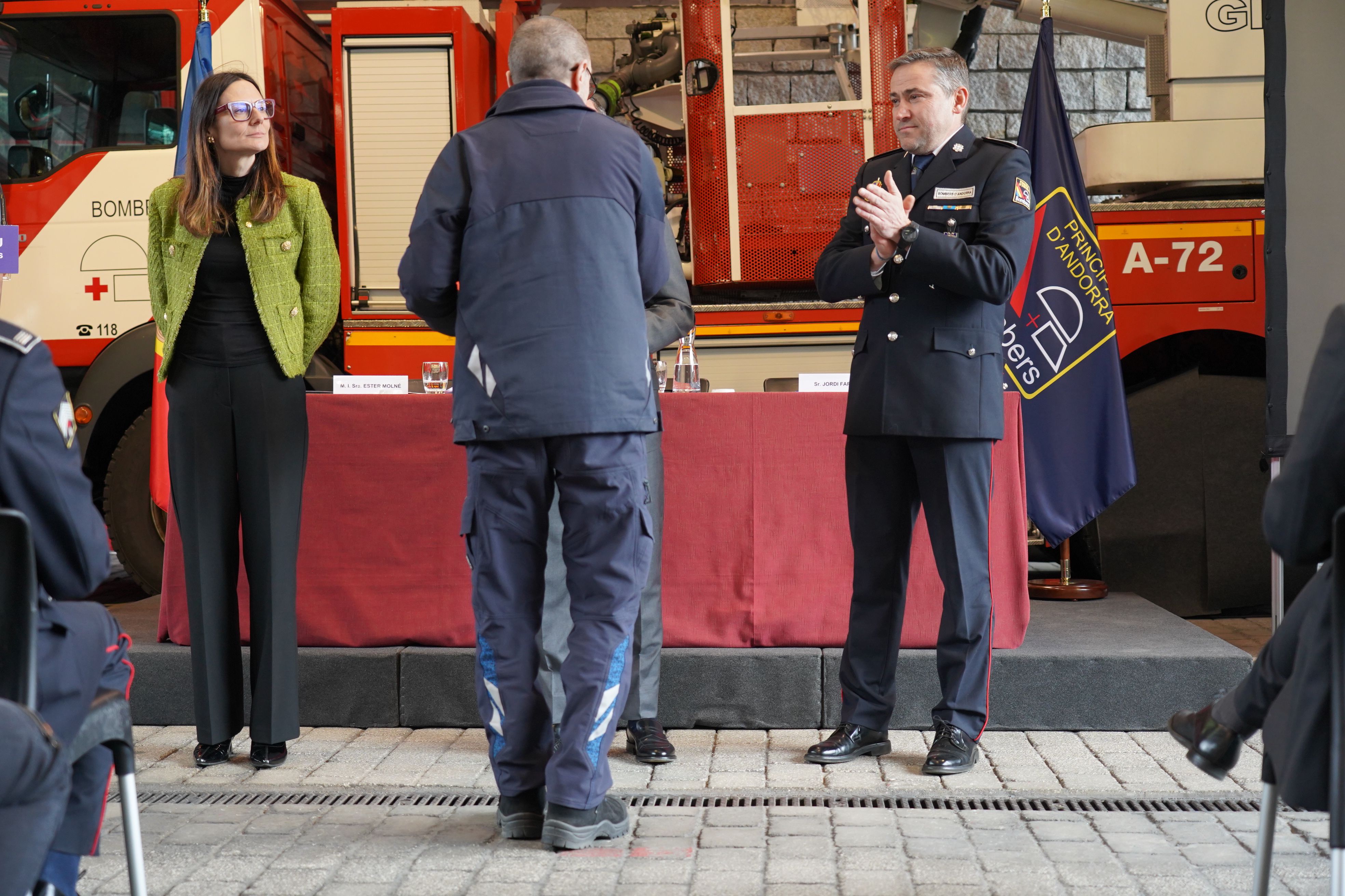 Un dels bombers que ha arribat a trenta anys de servei. Un dels bombers que ha arribat a trenta anys de servei.