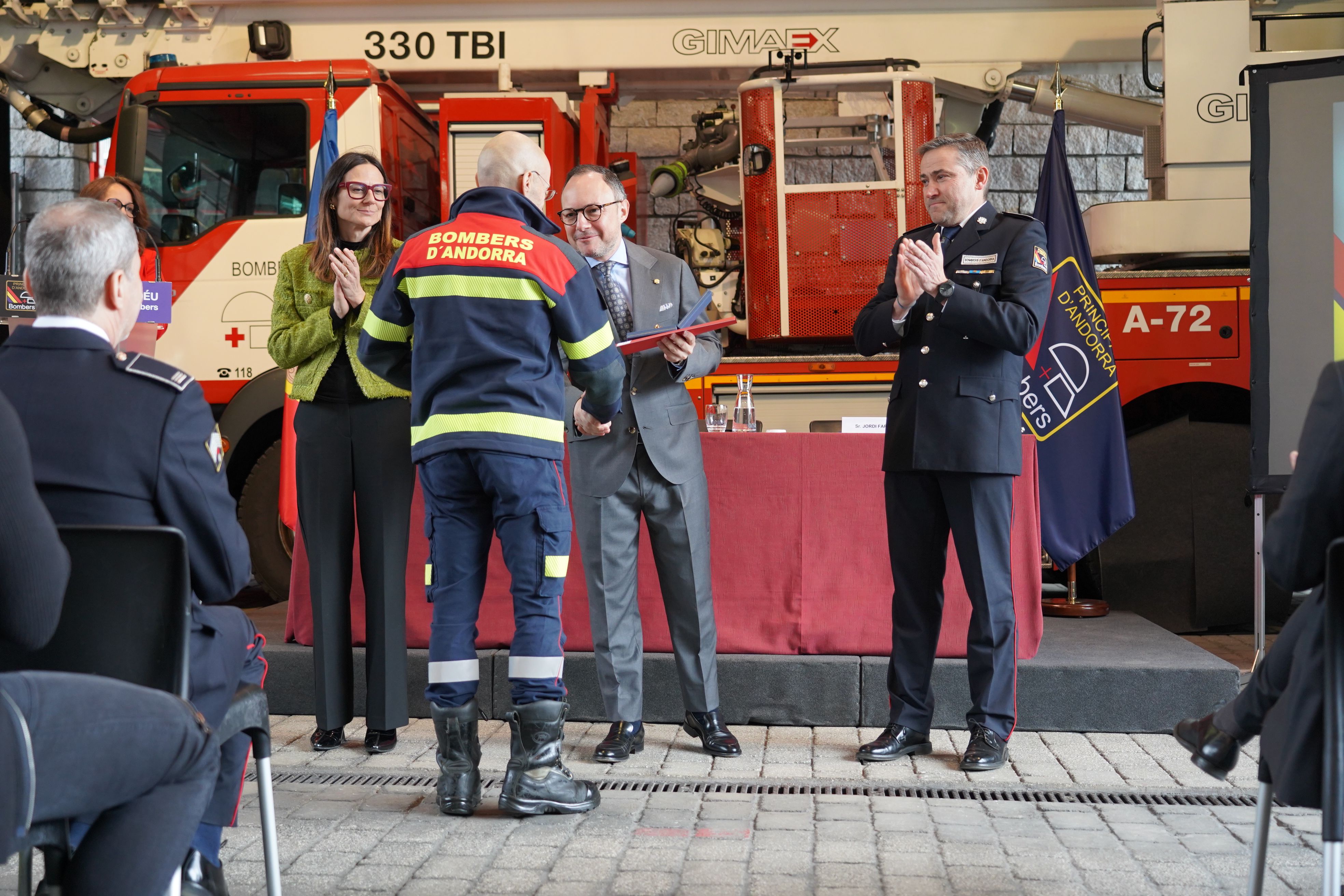 Un dels bombers que ha arribat a trenta anys de servei. Un dels bombers que ha arribat a trenta anys de servei.