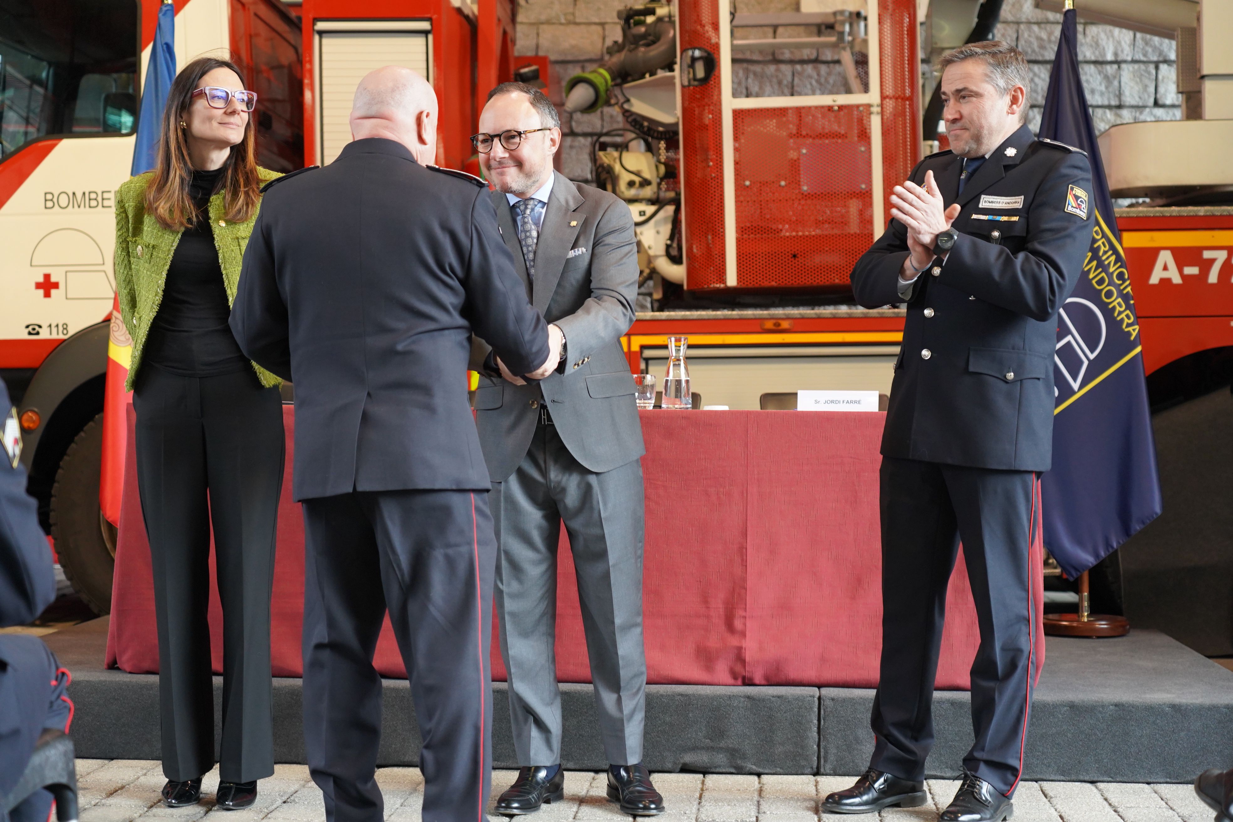 Un dels bombers que ha arribat a trenta anys de servei. Un dels bombers que ha arribat a trenta anys de servei.