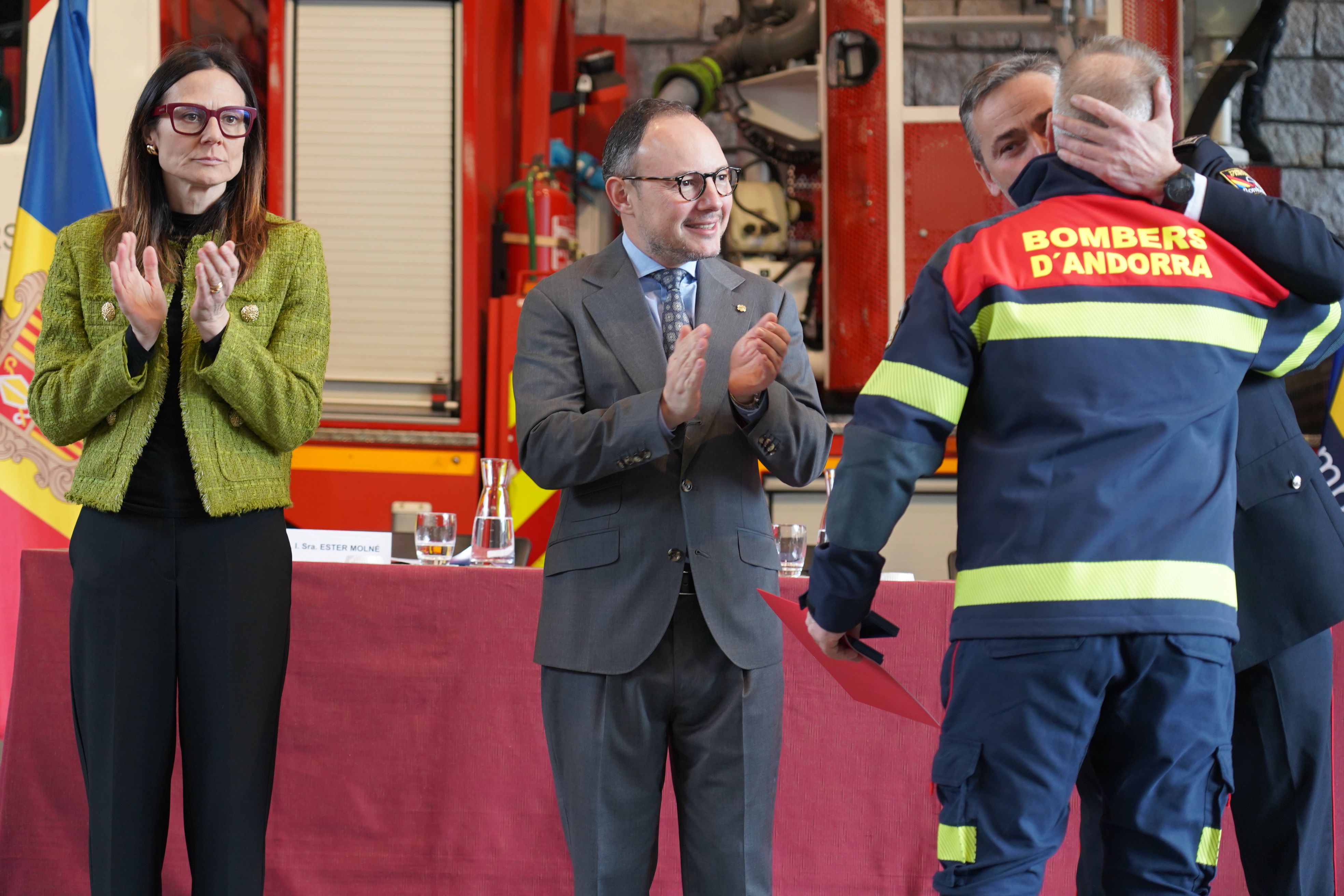 Un dels bombers que ha arribat a trenta anys de servei. Un dels bombers que ha arribat a trenta anys de servei.