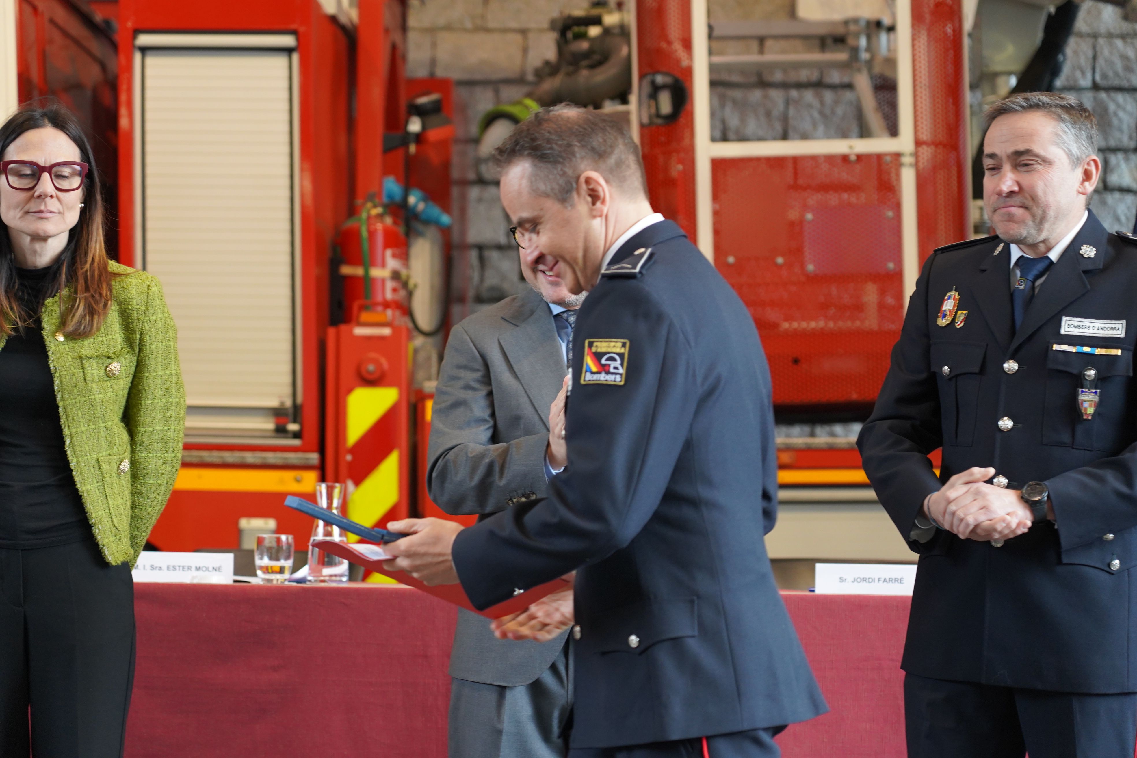 Un dels bombers que ha arribat a trenta anys de servei. Un dels bombers que ha arribat a trenta anys de servei.