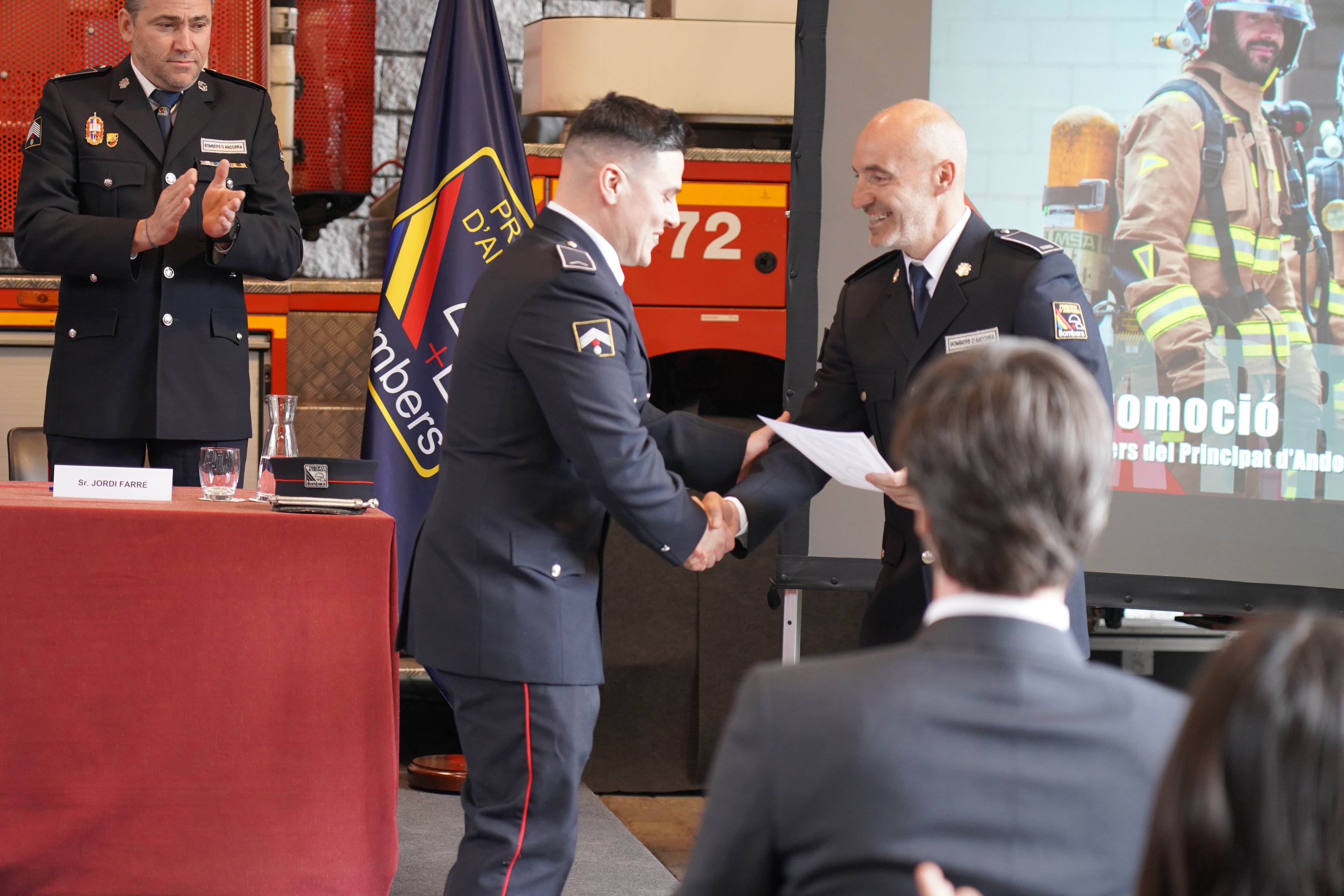 Diploma a un dels agents de la 37a promoció. Diploma a un dels agents de la 37a promoció.