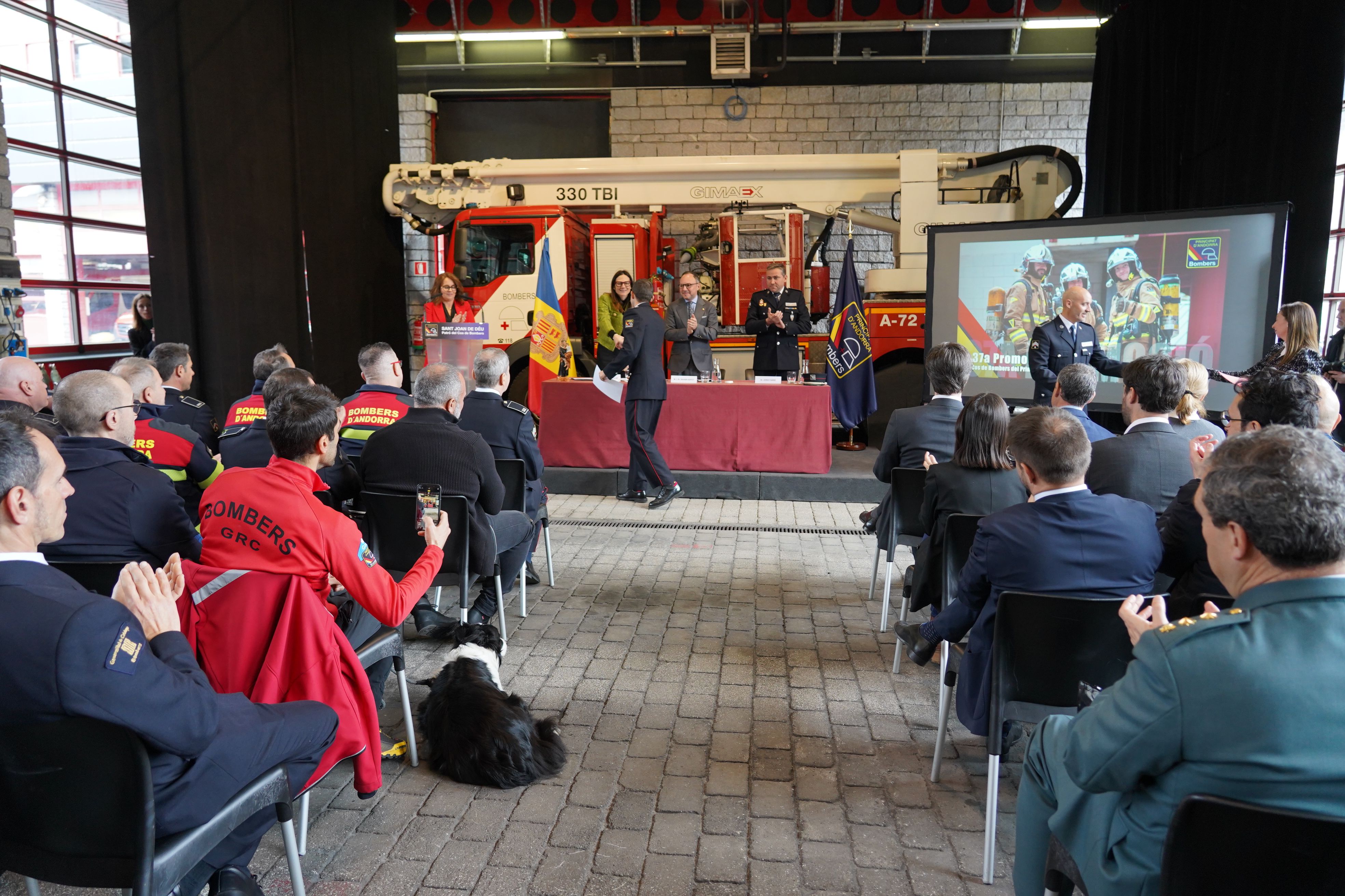 Diploma a un dels agents de la 37a promoció. Diploma a un dels agents de la 37a promoció.