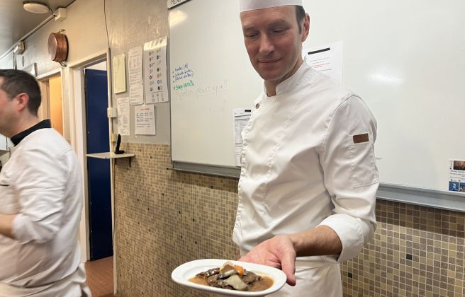 El plat de fricandó que han preparat els alumnes aquest matí. El plat de fricandó que han preparat els alumnes aquest matí.