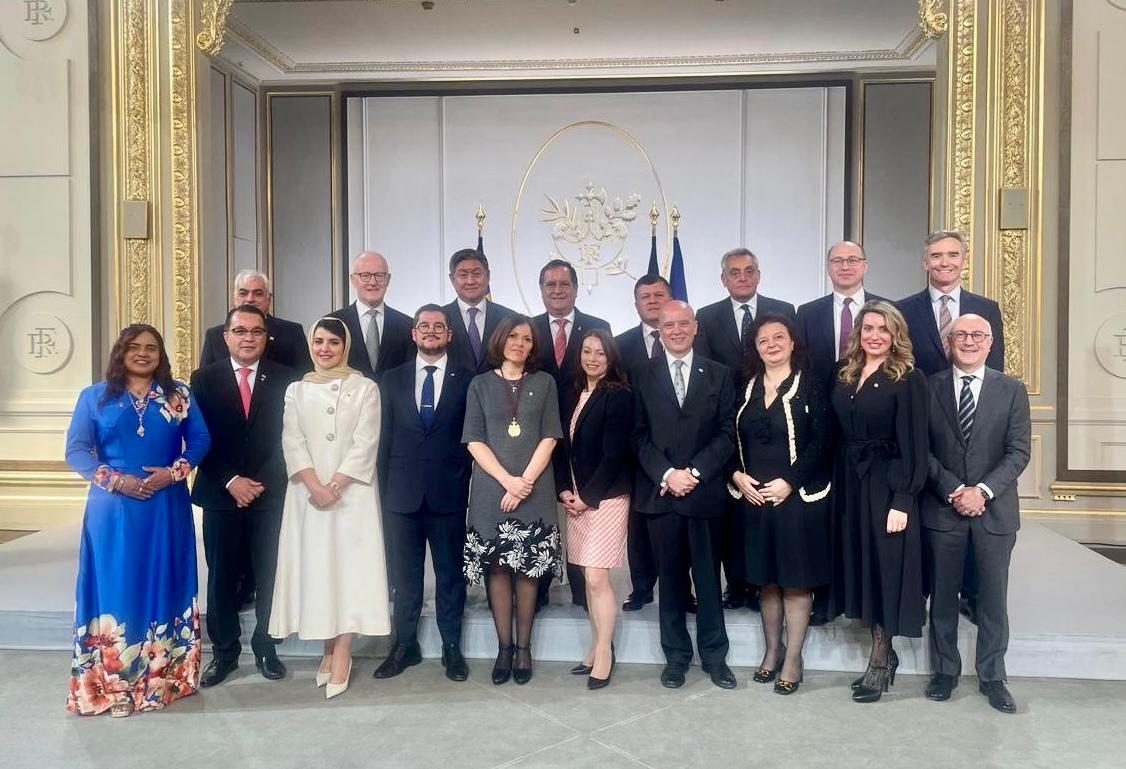 Foto conjunta dels ambaixadors que han presentat les seves cartes aquest divendres.
