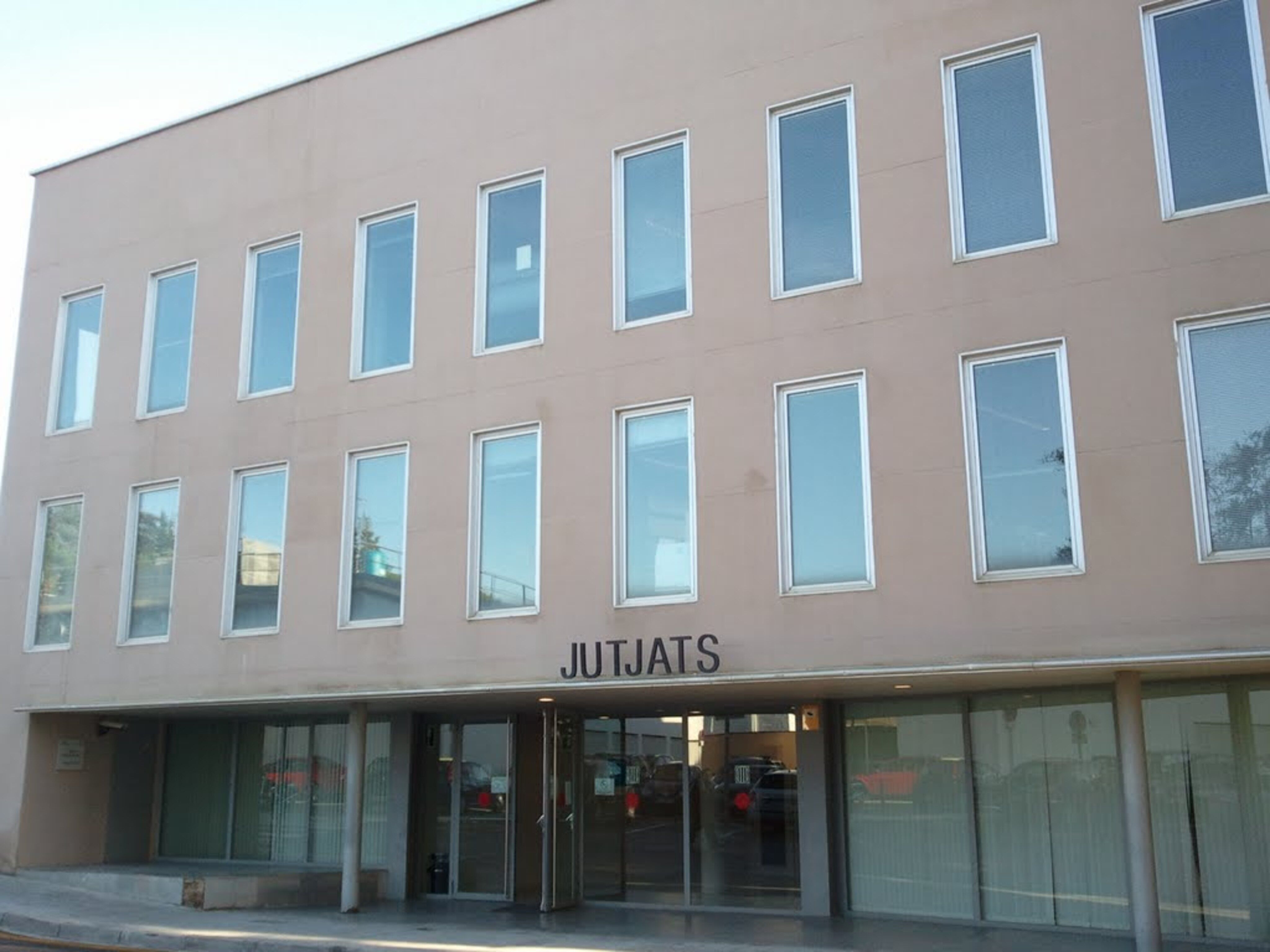 Una imatge dels jutjats d'Arenys de Mar. Una imatge dels jutjats d'Arenys de Mar.