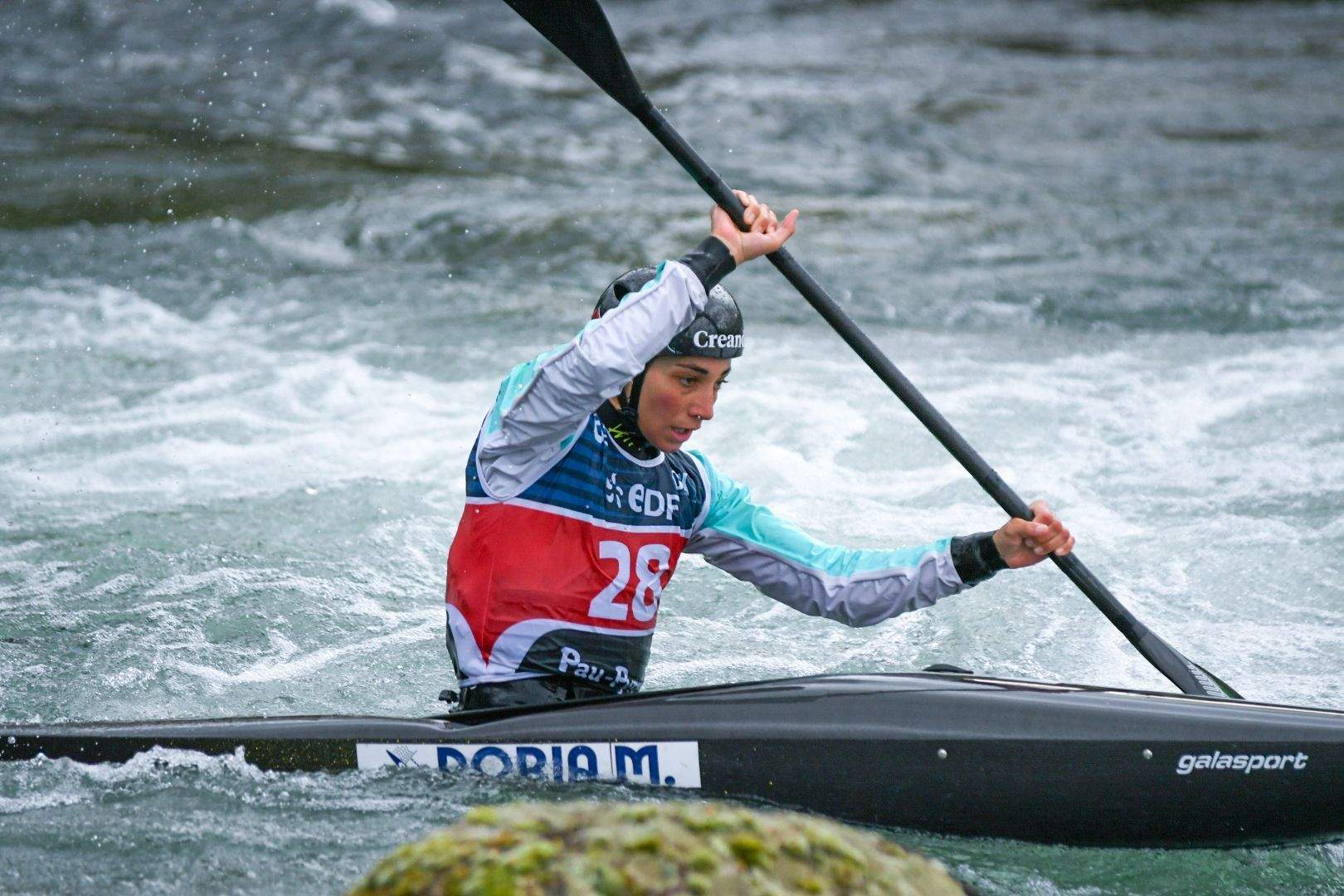 Mònica Doria, aquest dissabte sobre el caiac a Pau (França).