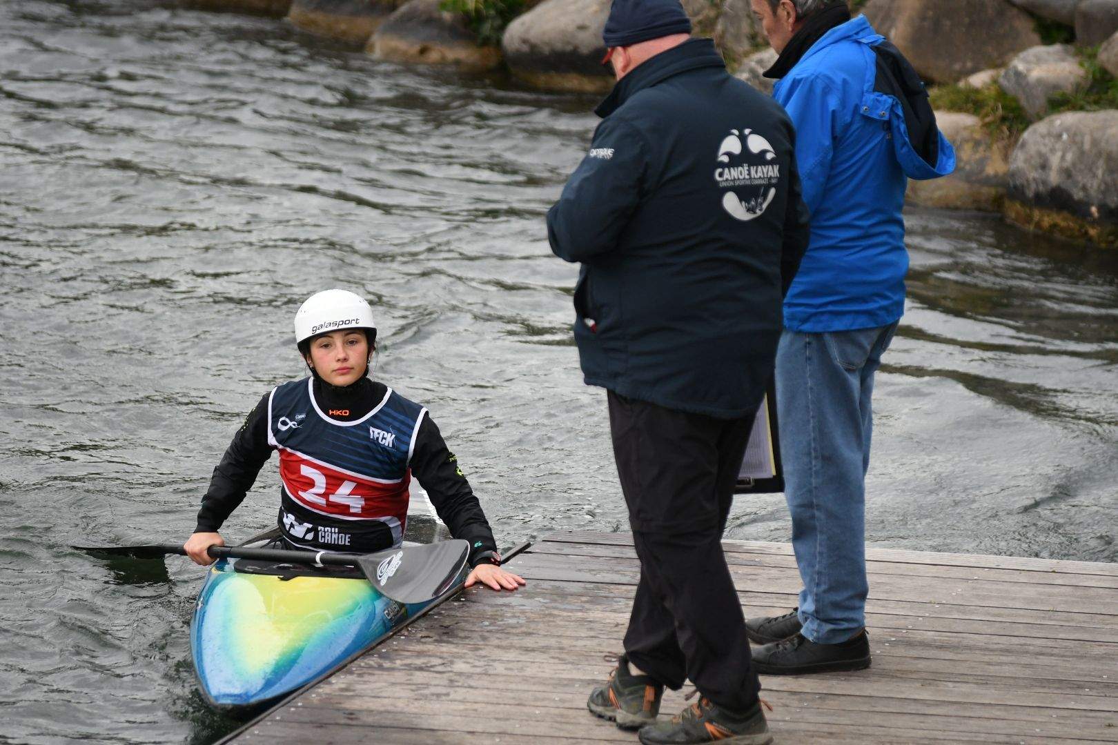 Ona Perelegre, encara en edat cadet, rebent alguns consells al canal de Pau.