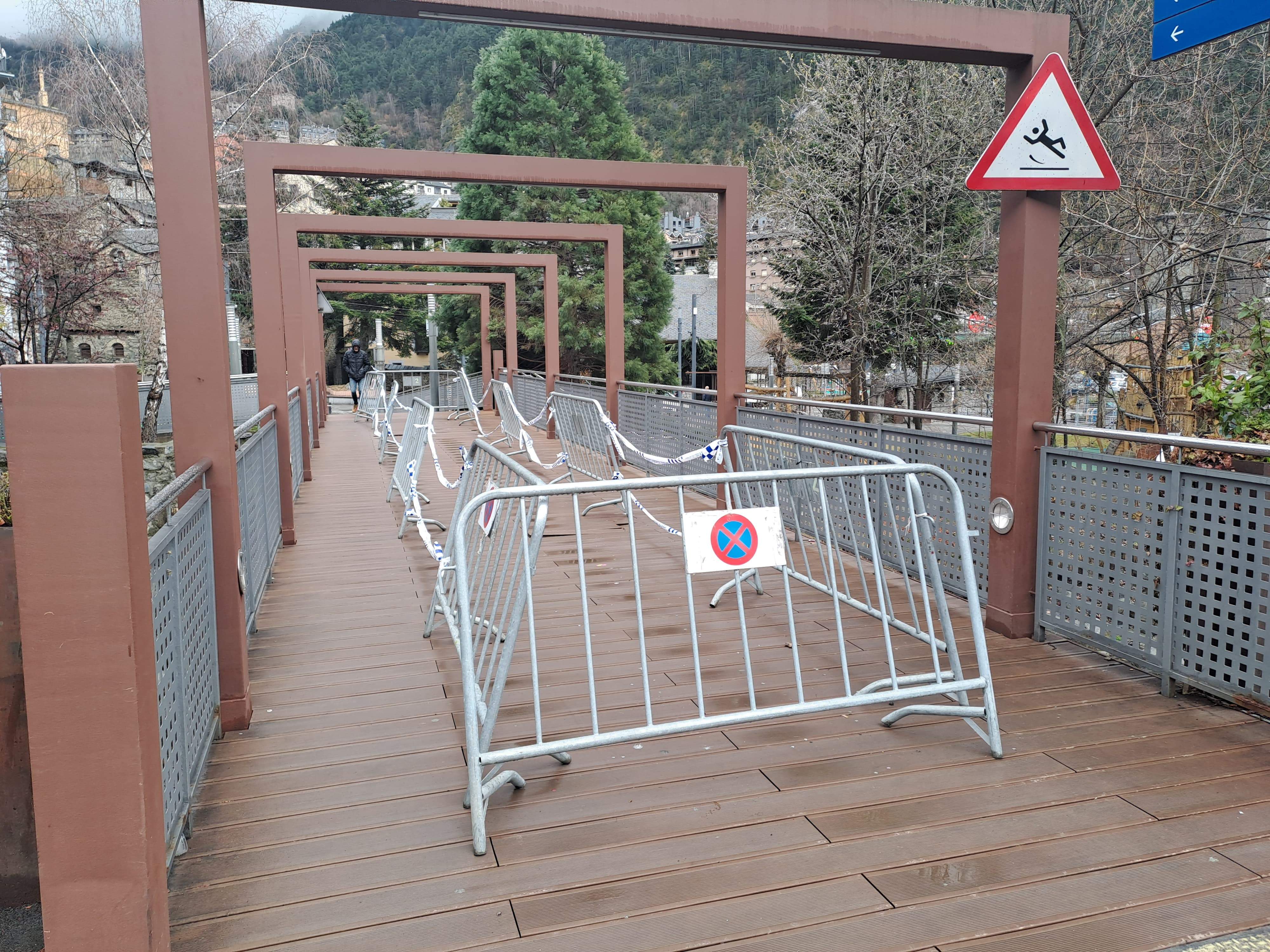 El pont, amb la zona més danyada envoltada per tanques.