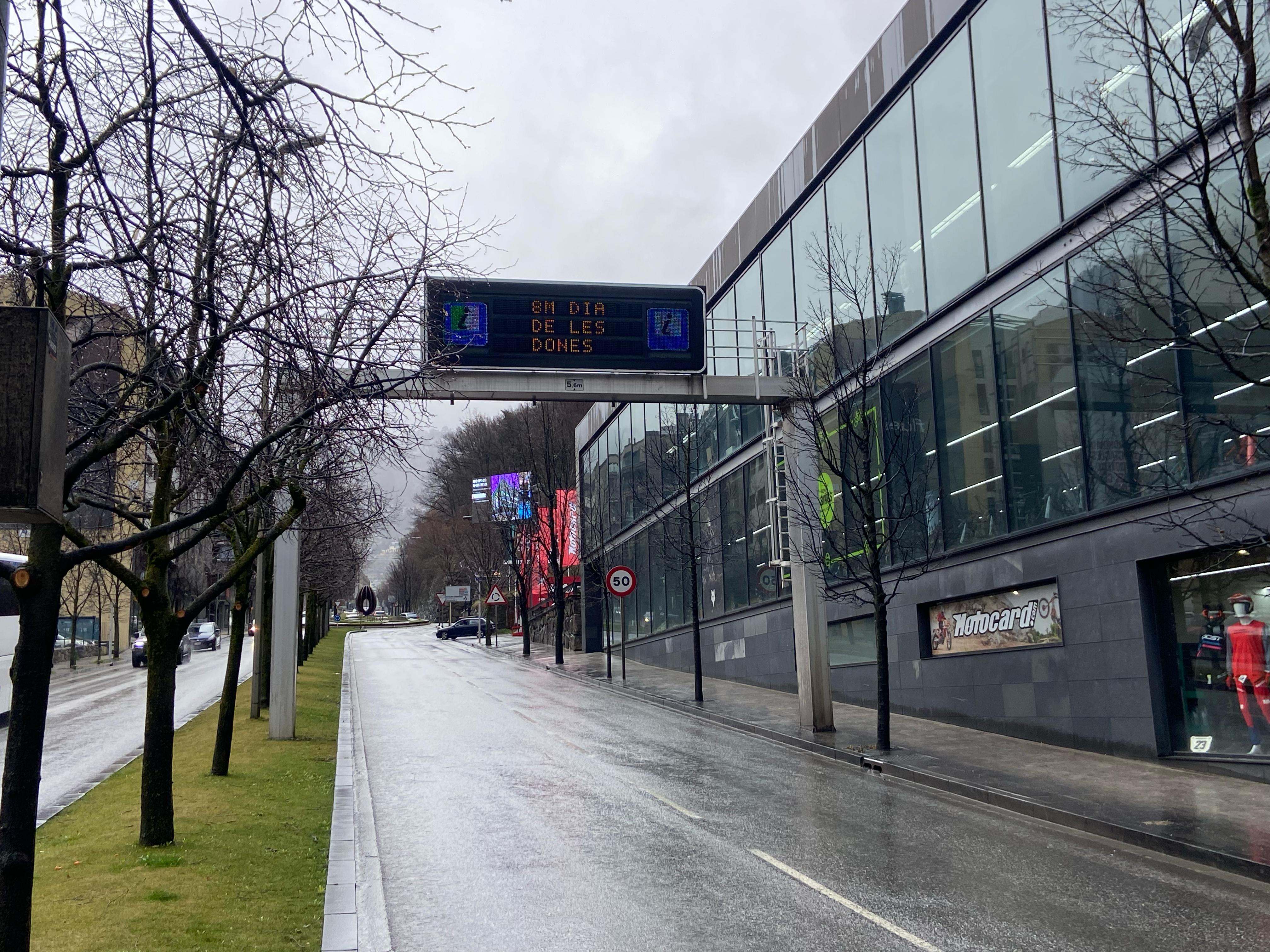 Un cartell de mobilitat recordant que avui és el 8M.