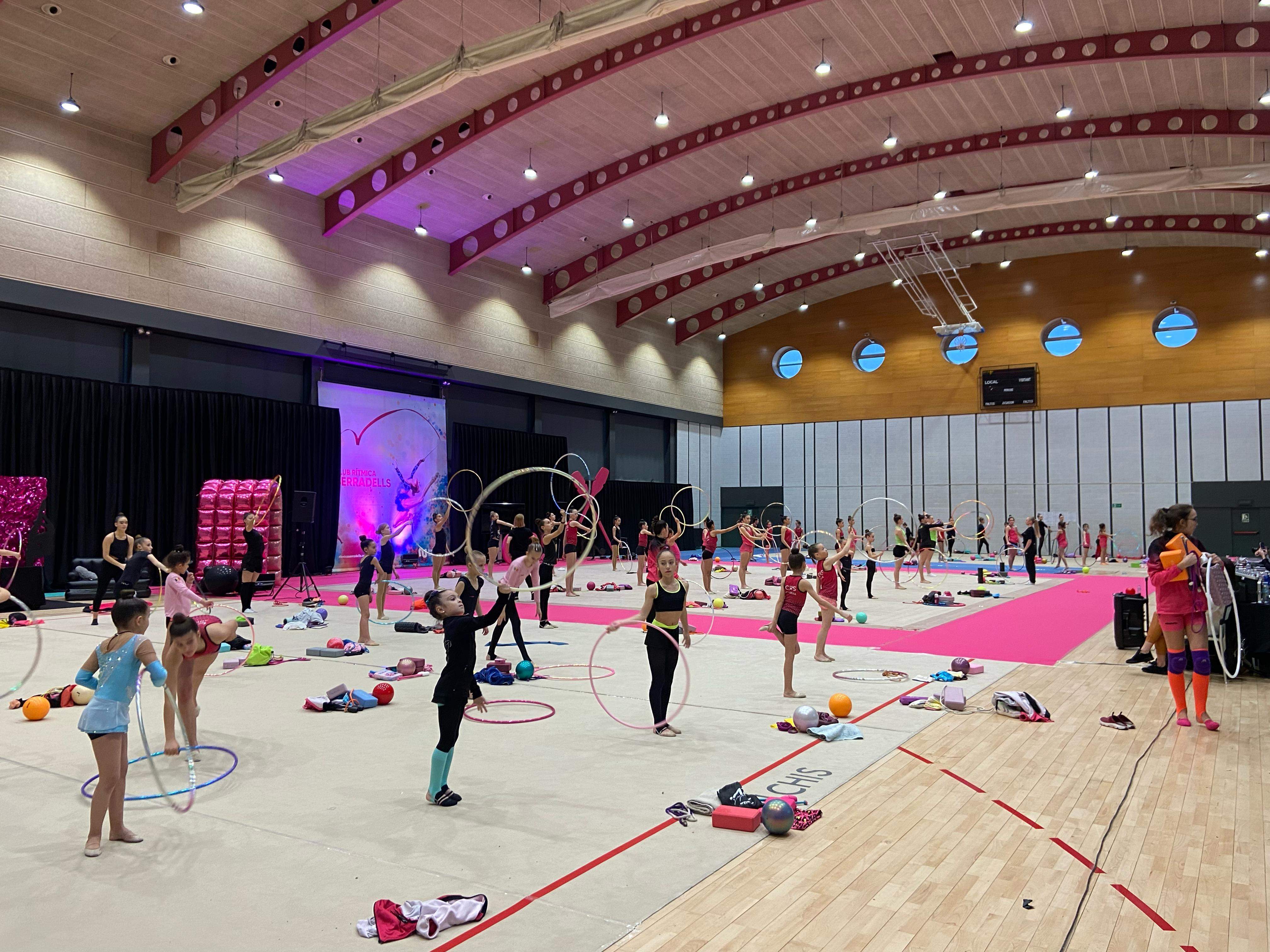 Les més petites, practicant amb el cèrcol.