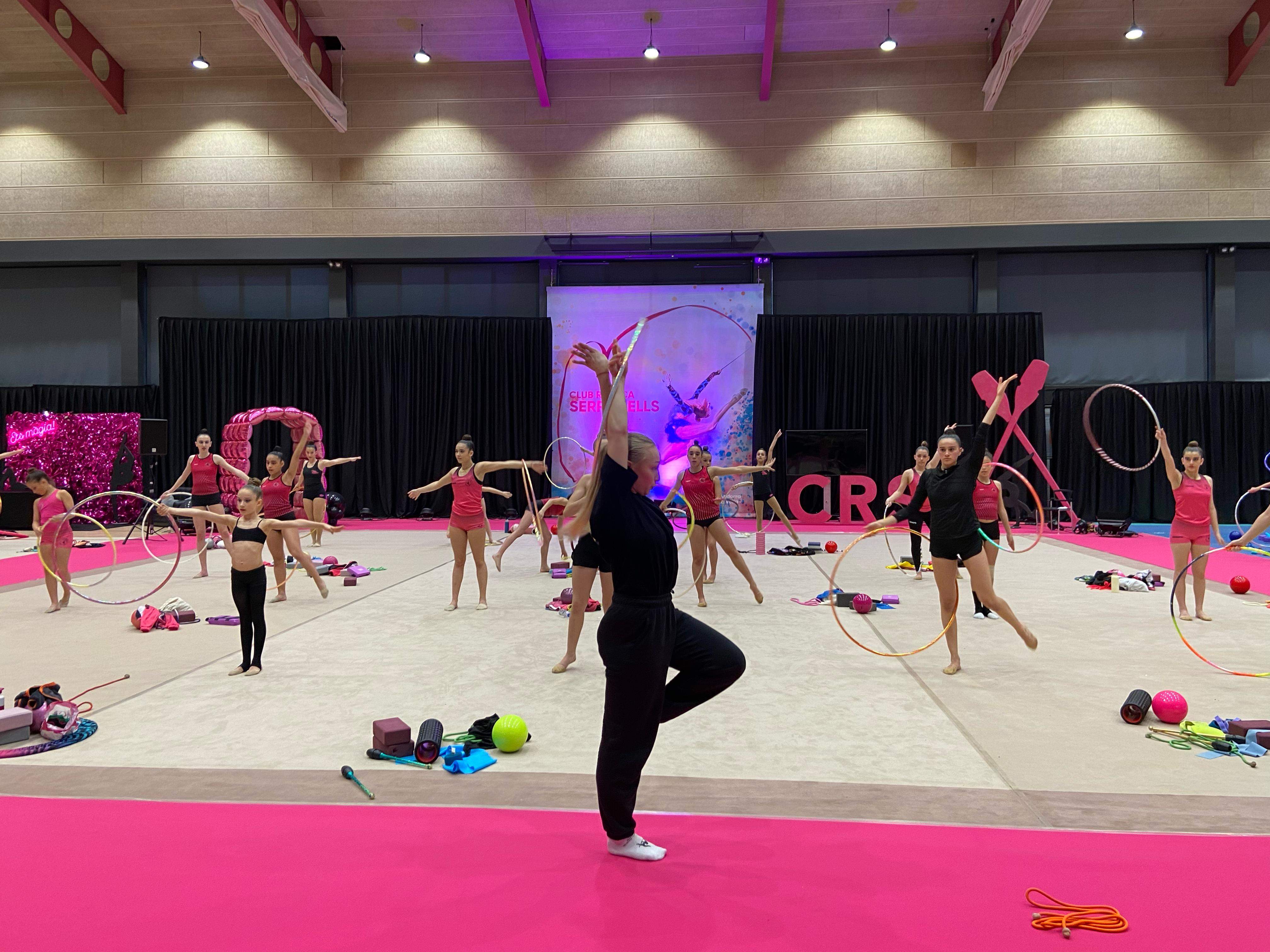 Onopriienko, posant-se com a exemple davant les inscrites.