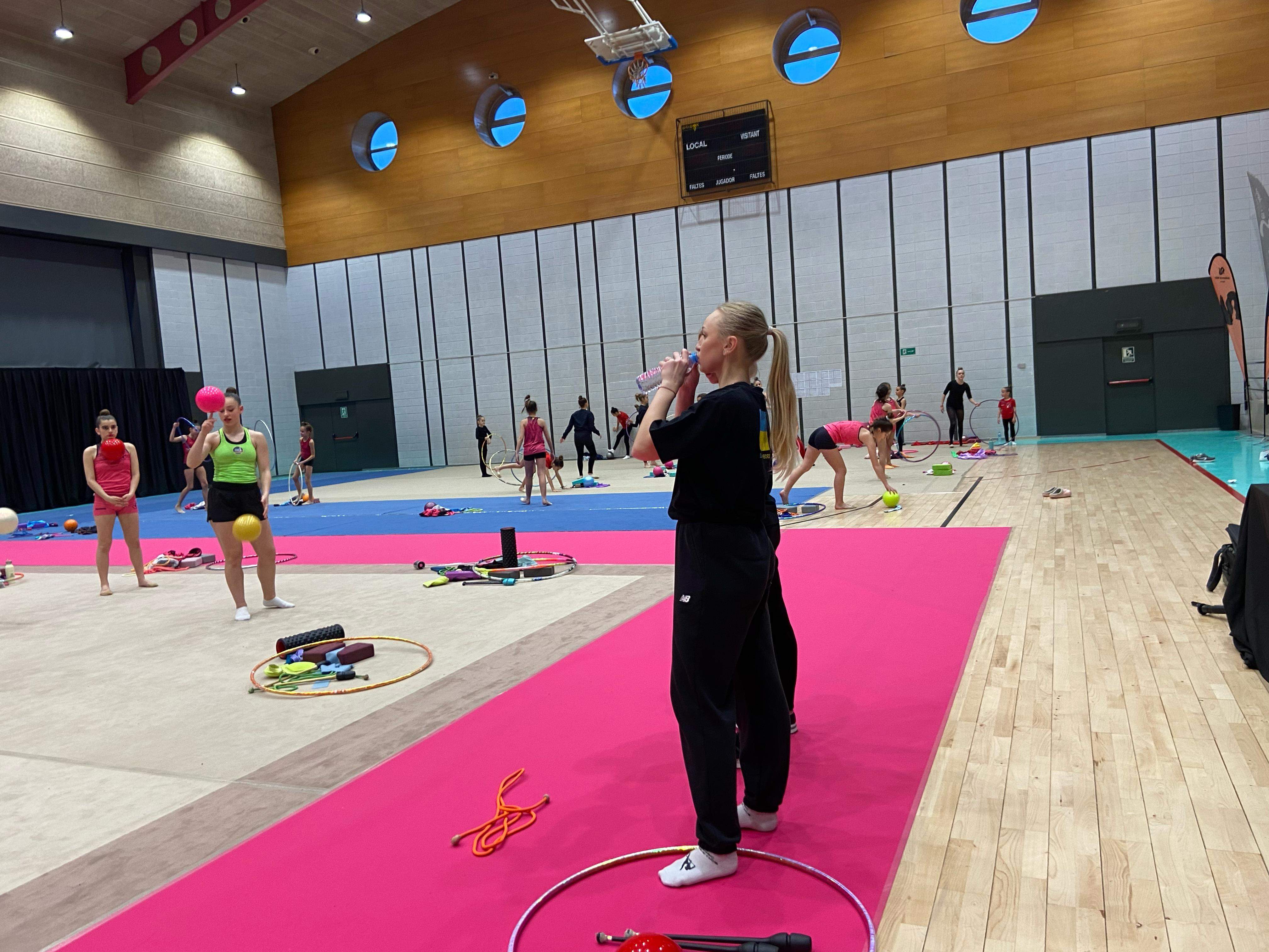 La gimnasta ucraïnesa, agafant forces. 