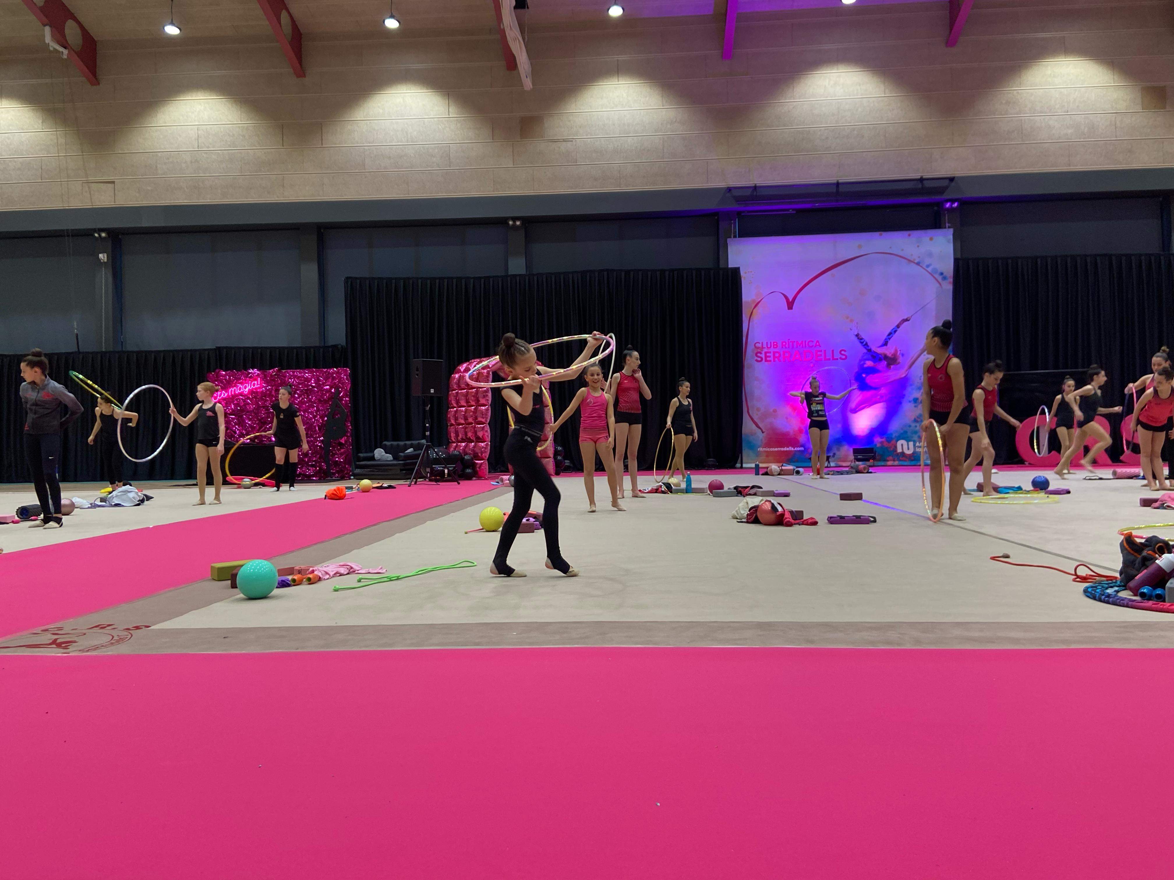 Una de les participants, insistint amb el cèrcol.