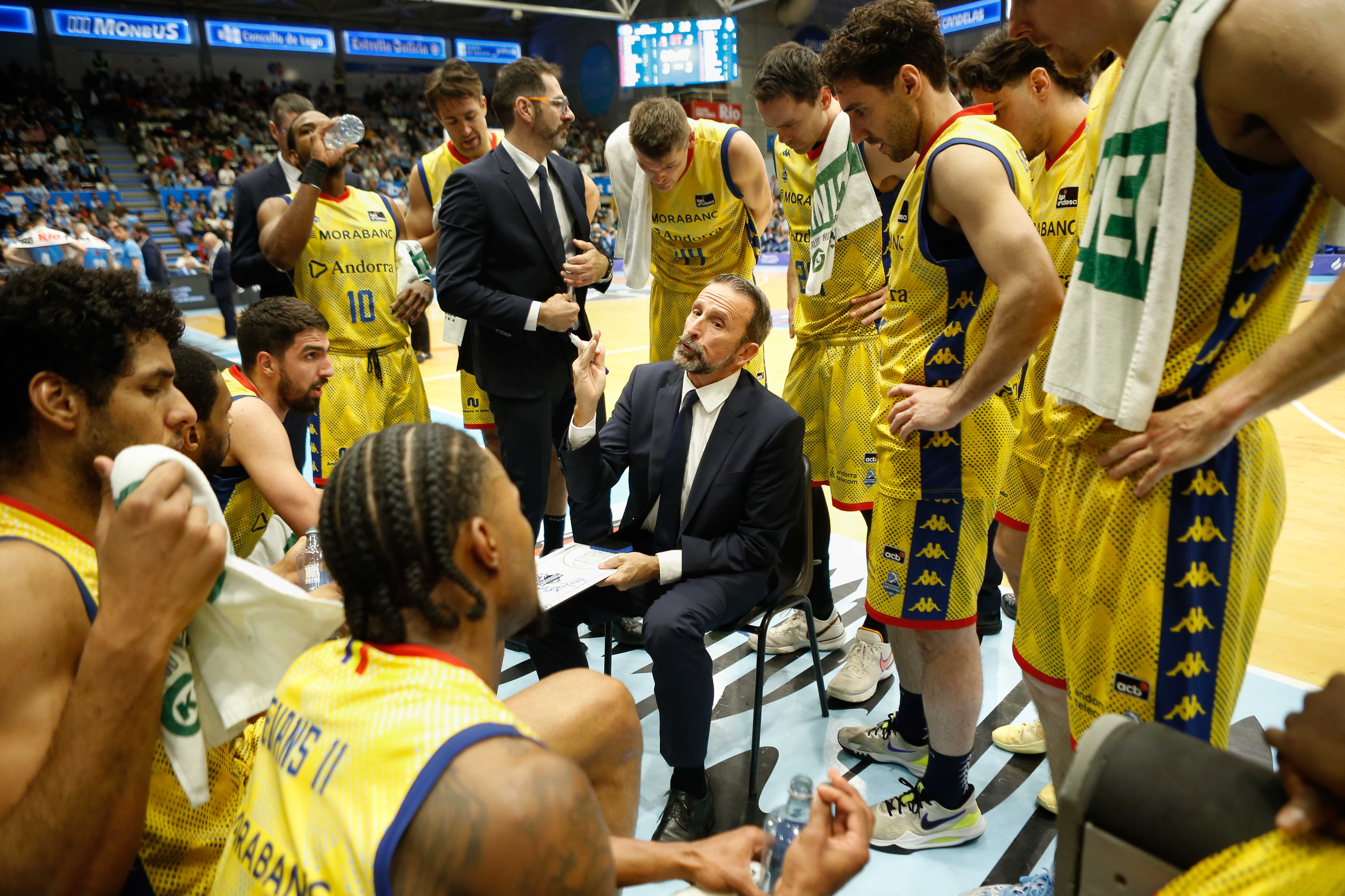 Joan Plaza, donant instruccions en un temps mort.