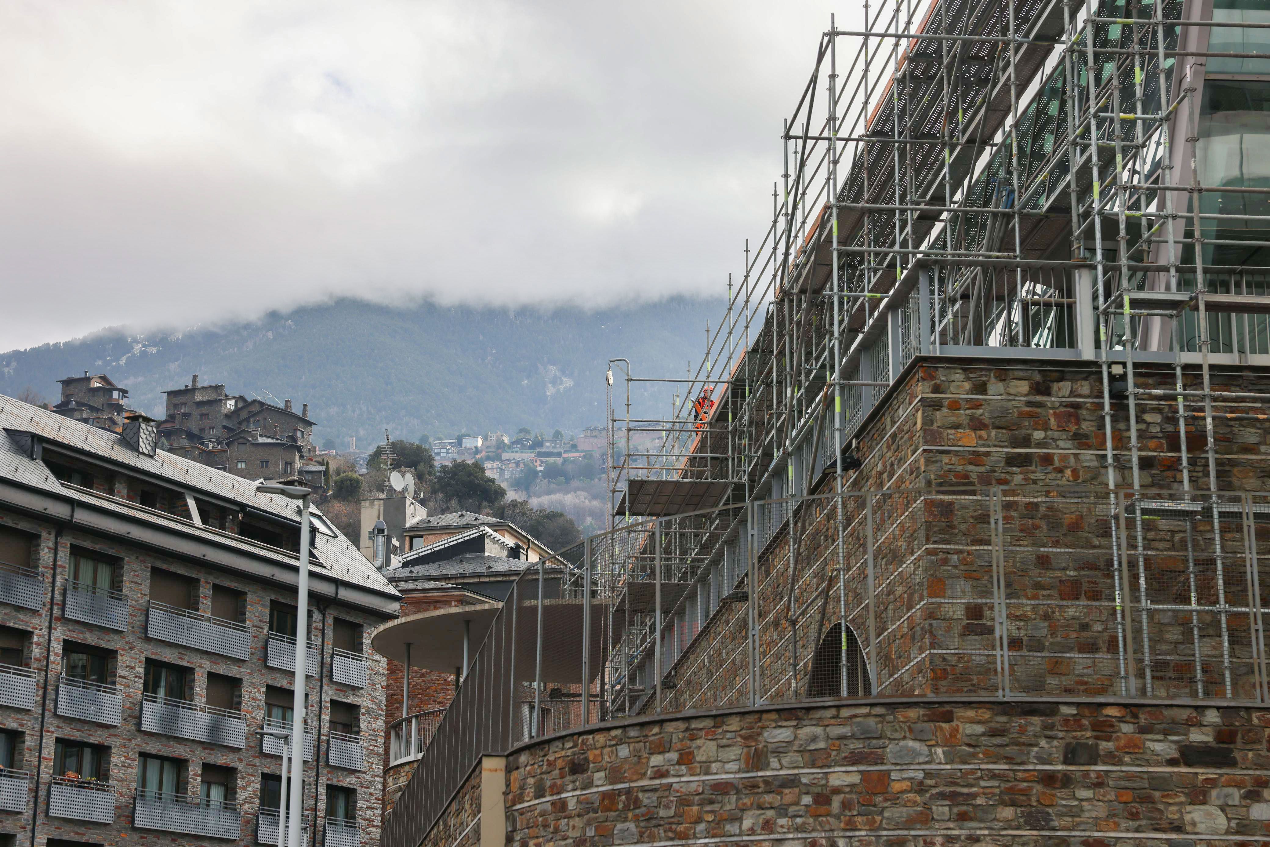 Treballs a l'exterior del pavelló del Prat Gran.