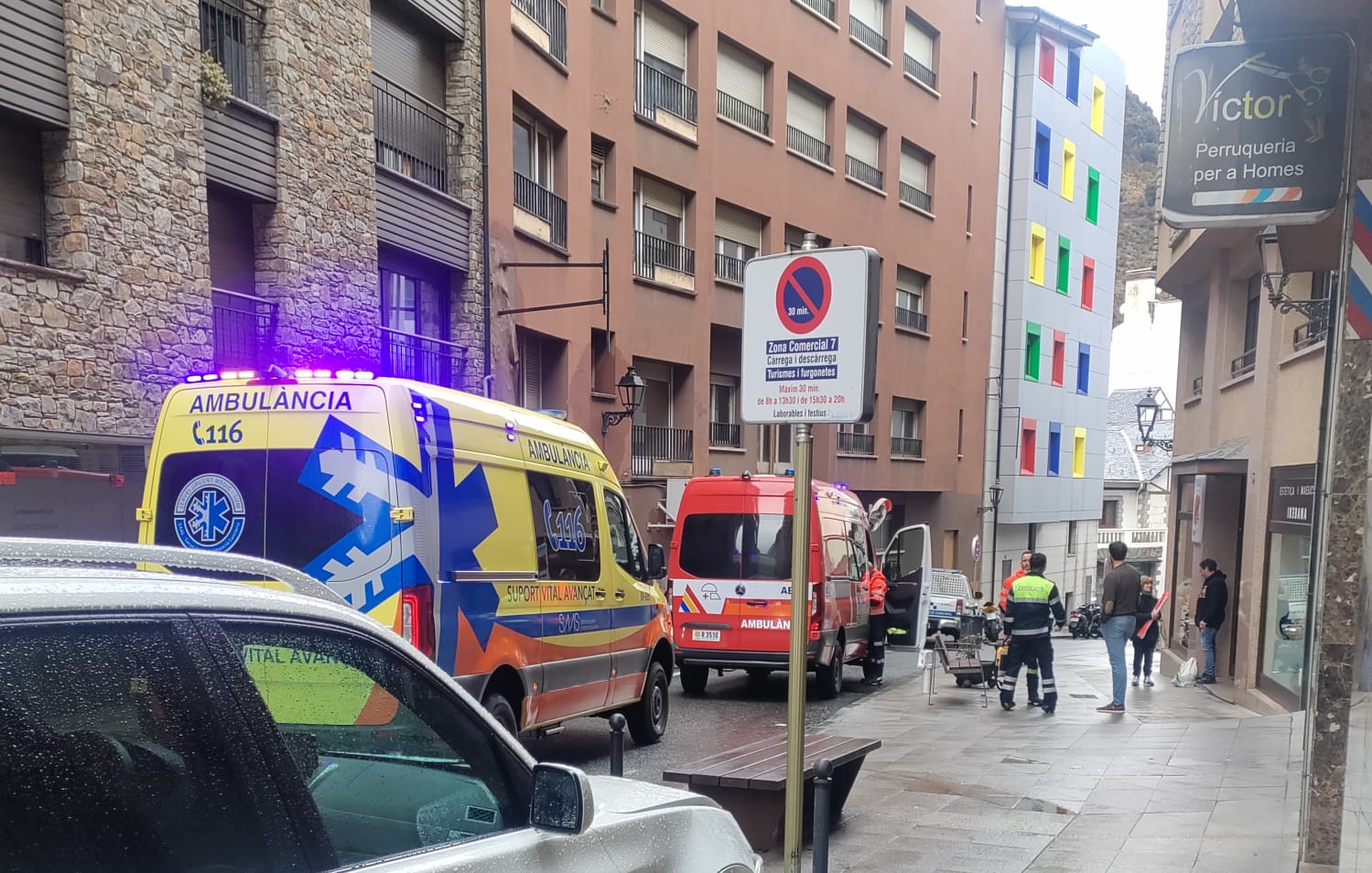 Les ambulàncies a la zona de l'accident.