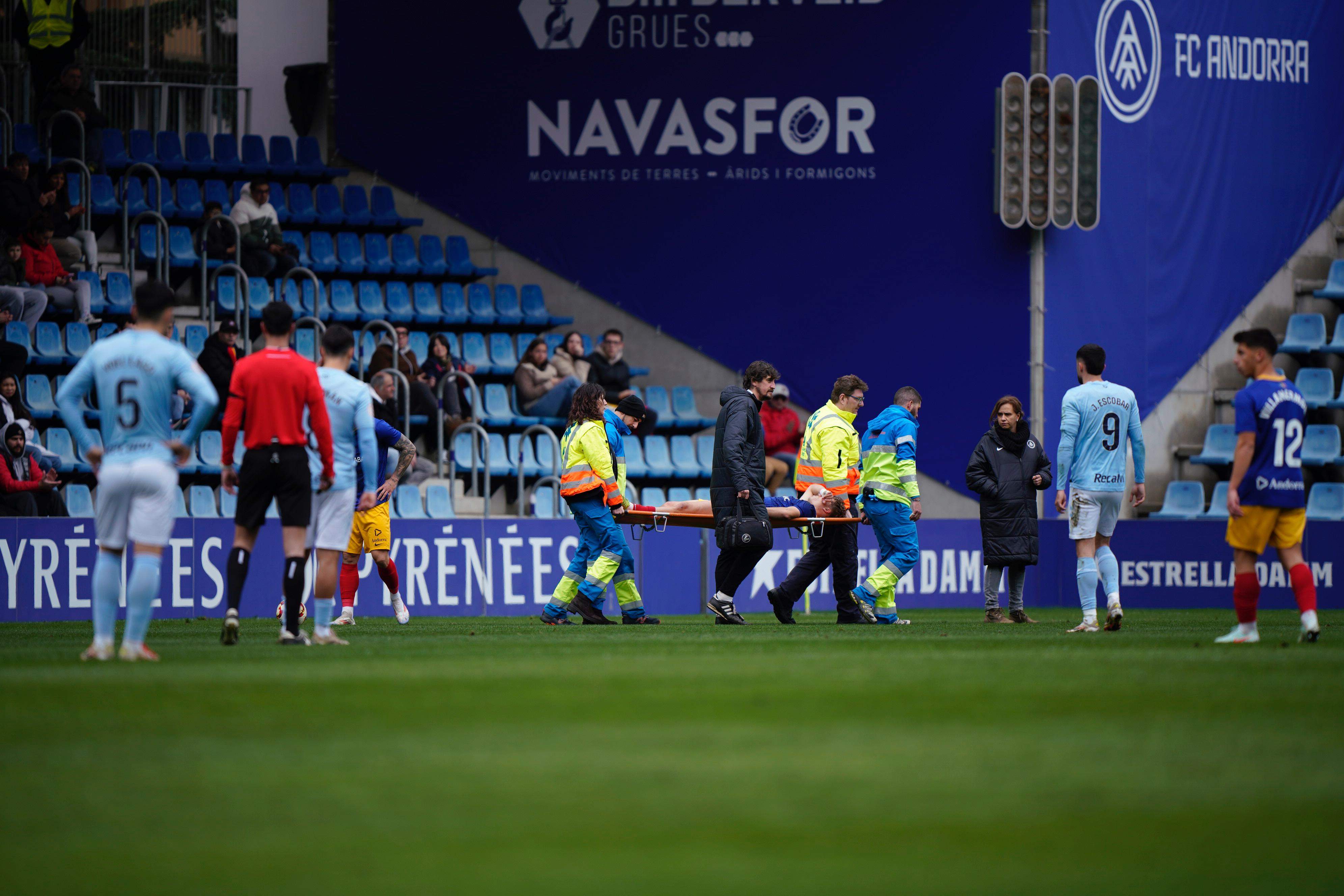 Josep Cerdà ha marxat del terreny de joc acompanyat de les assistències mèdiques. Josep Cerdà ha marxat del terreny de joc acompanyat de les assistències mèdiques.