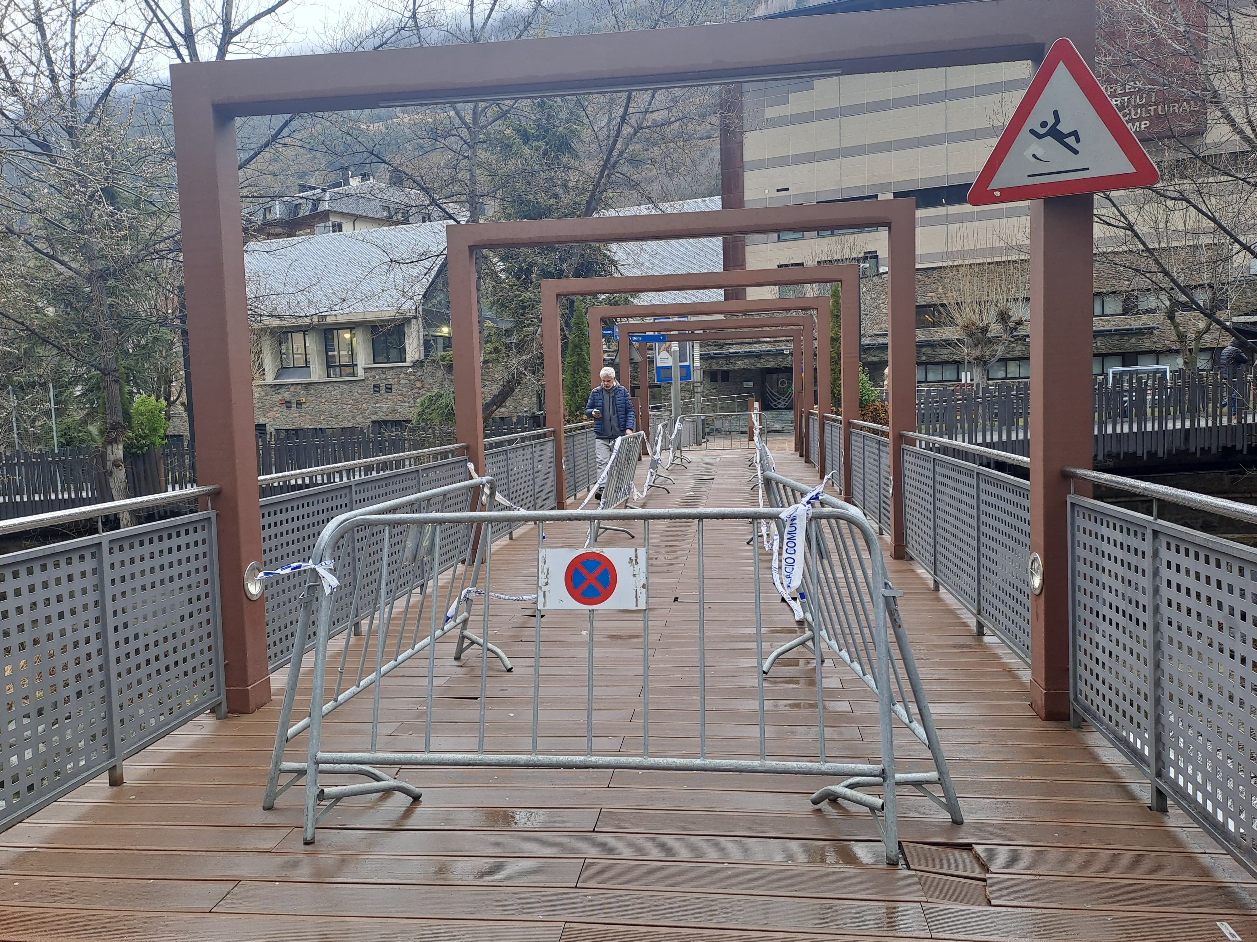 El pont de Sant Miquel, danyat per l'incident.