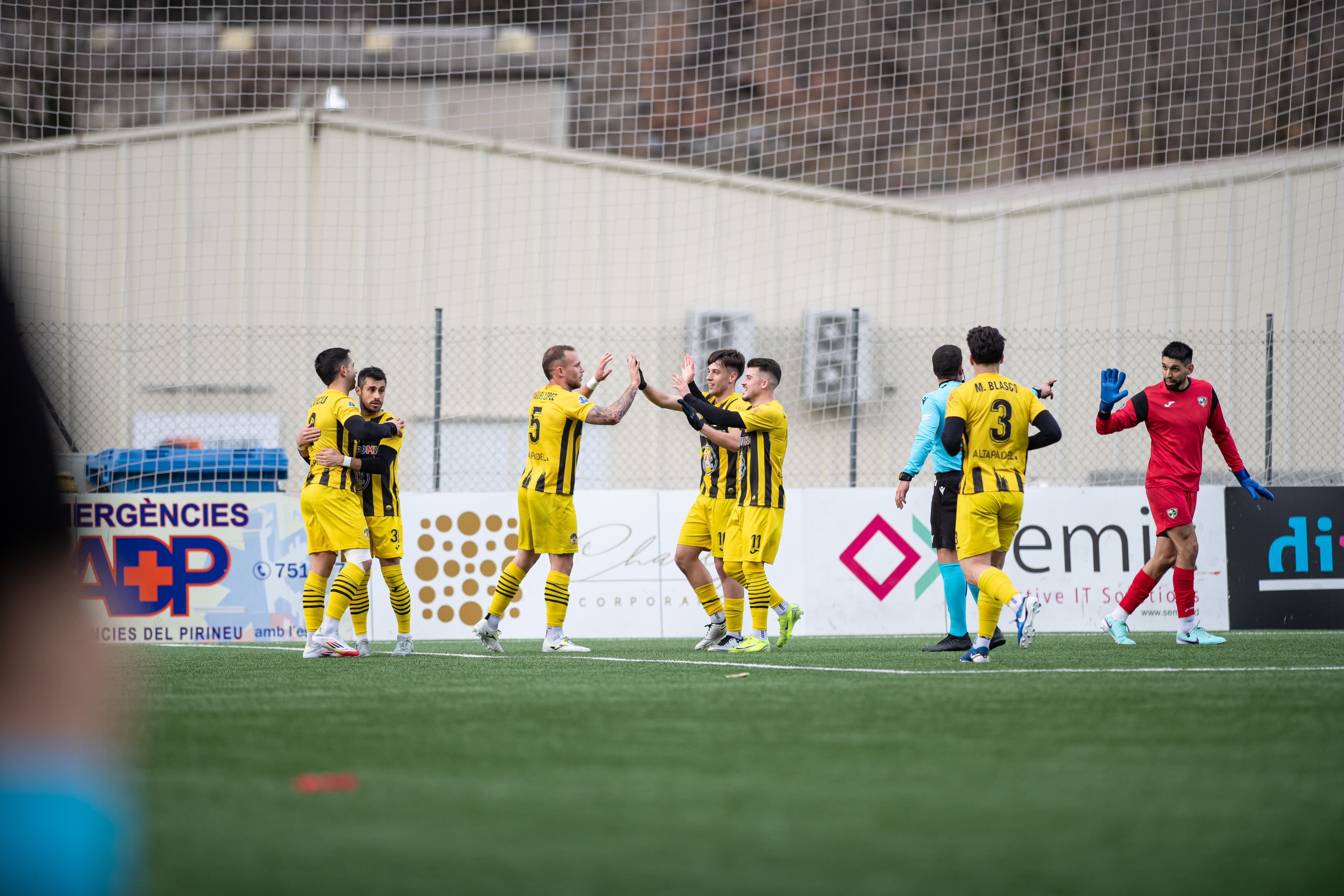 Els jugadors de la UE, celebrant un dels gols del triomf davant l'Ordino (1-3).