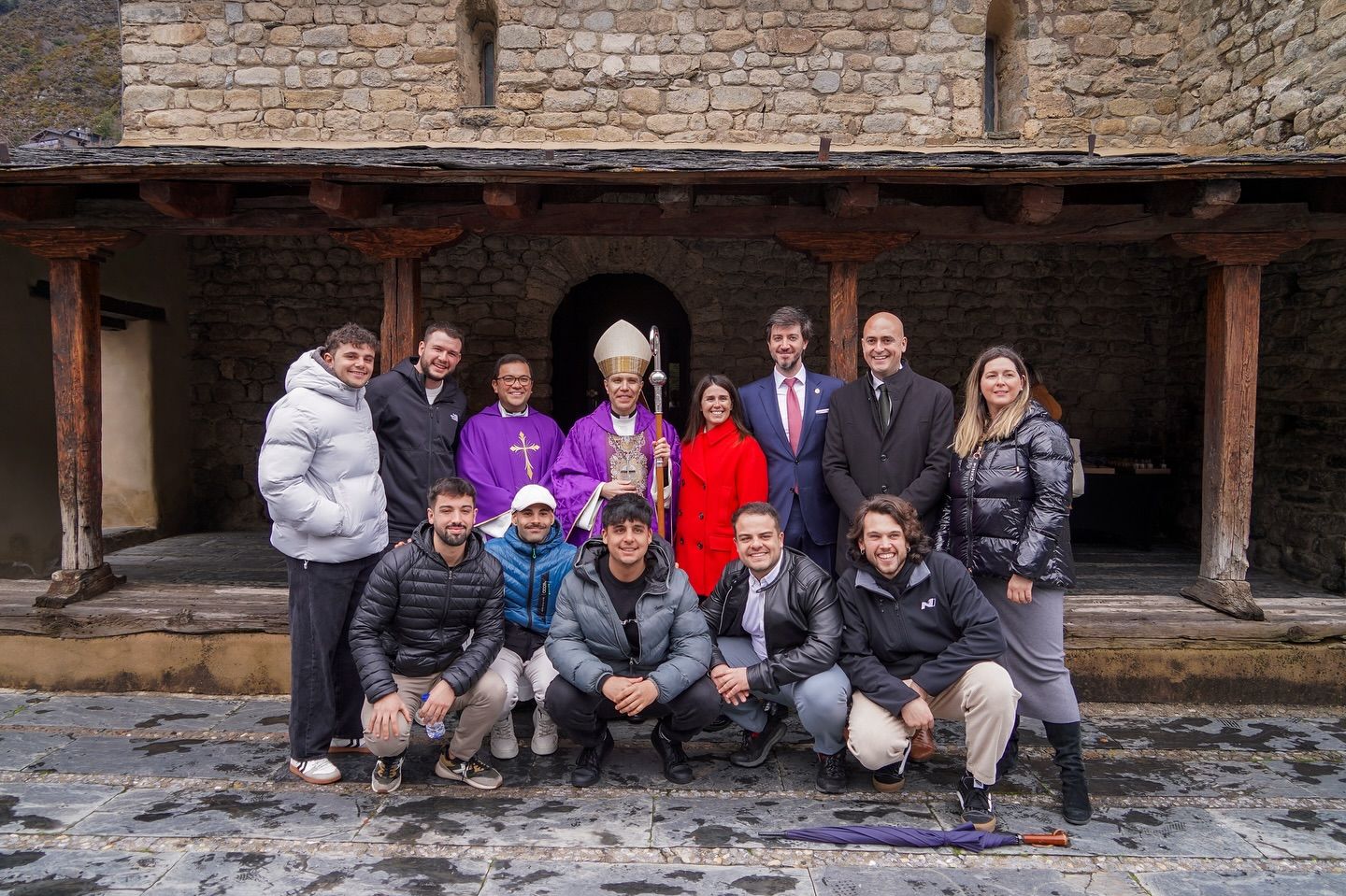 Foto de família a la sortida de missa. Foto de família a la sortida de missa.