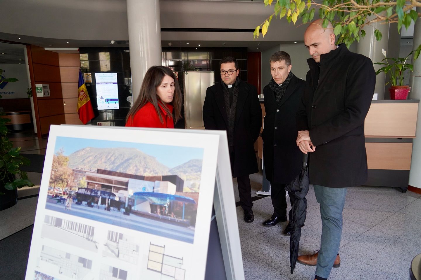 Escoltant les explicacions sobre l'ampliació del casal del poble. Escoltant les explicacions sobre l'ampliació del casal del poble.