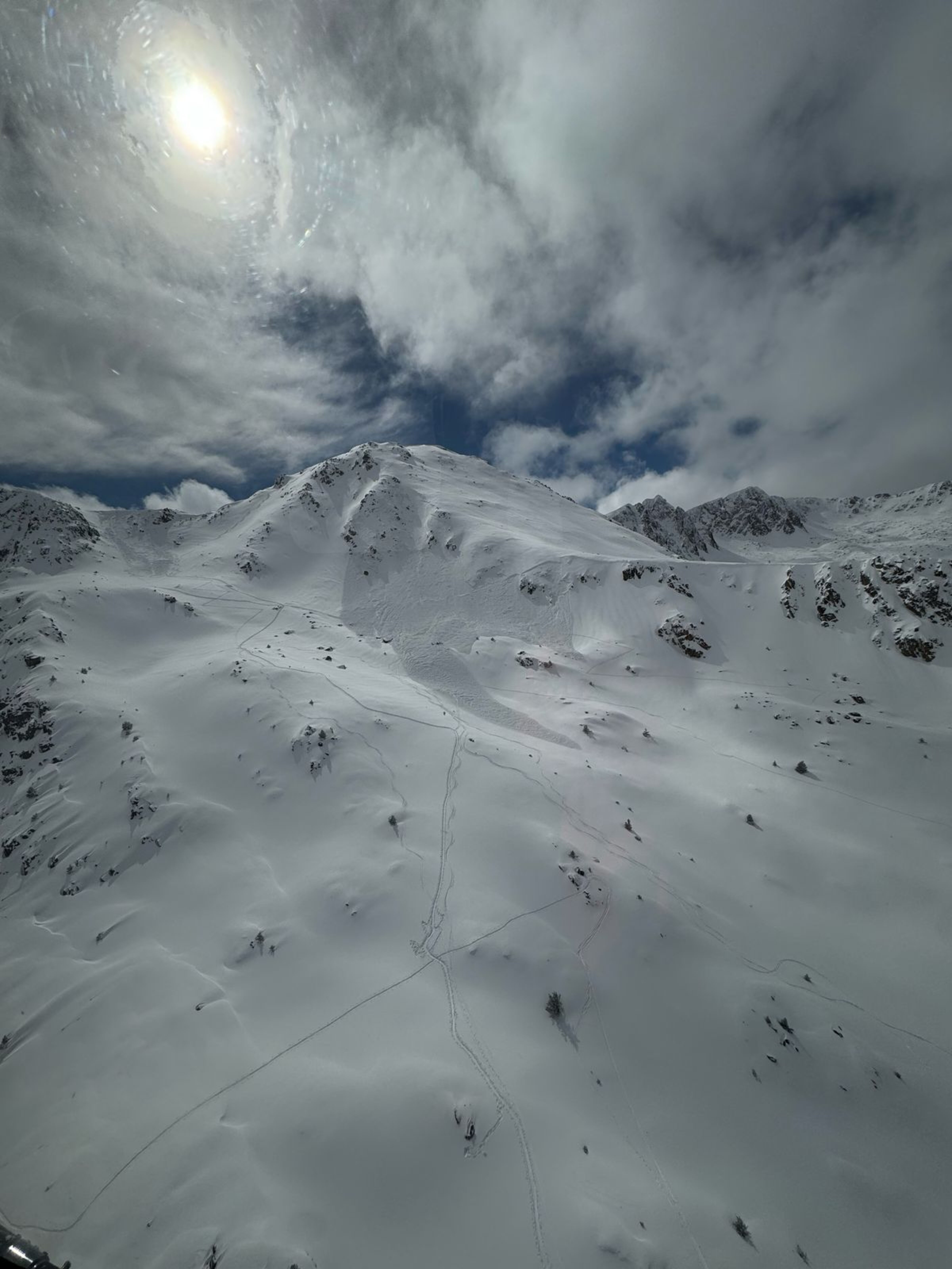Al centre l'allau de Coma Estremera i a l'esquerra, a dalt, la de la collada de Montmalús.