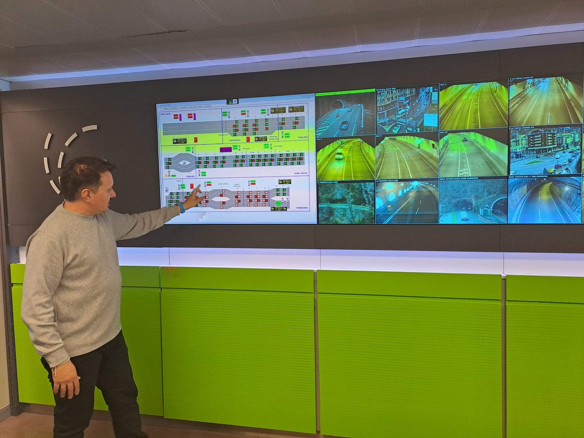 Boneta, donant explicacions sobre el dispositiu.