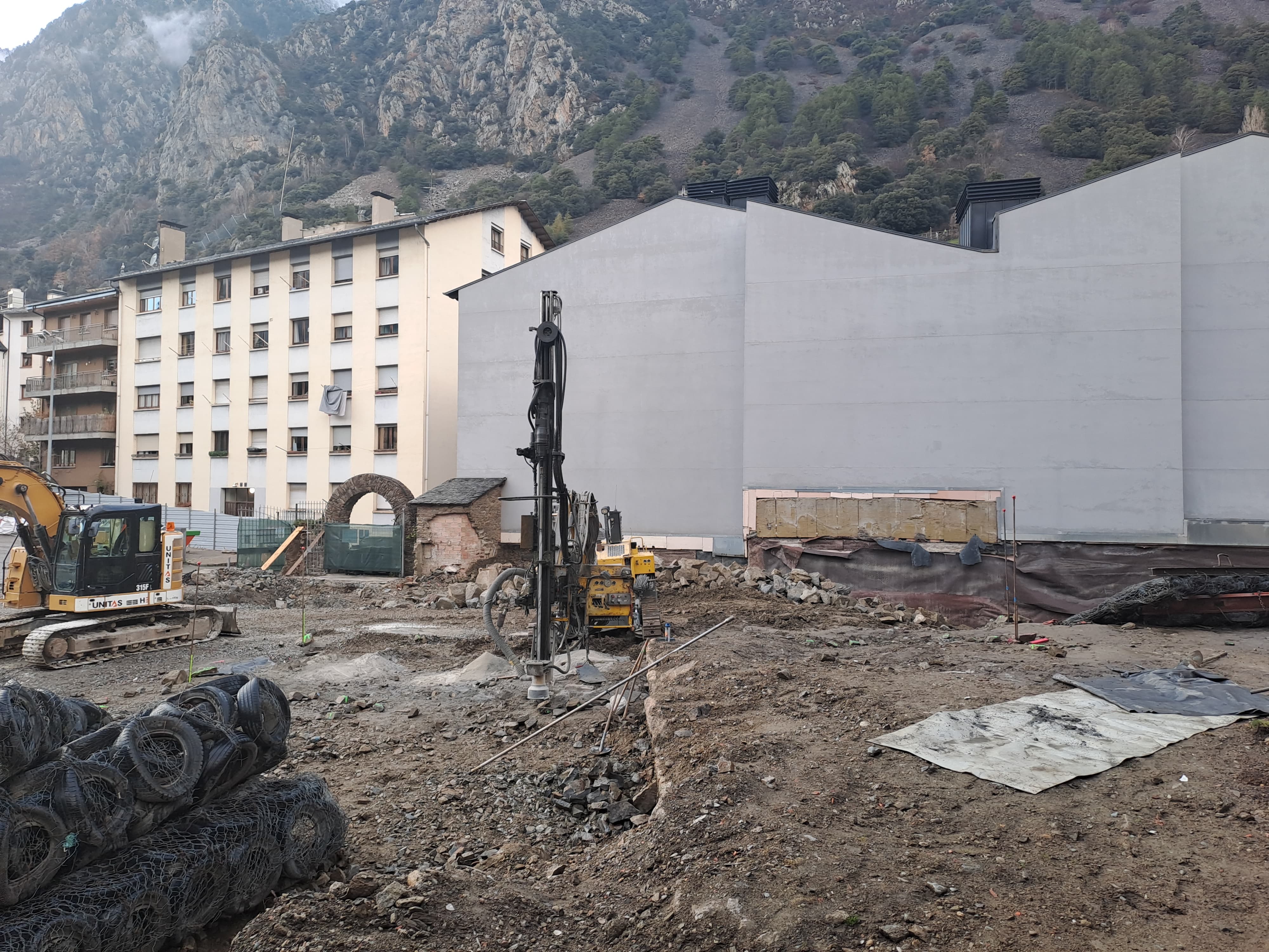 Les obres als antics jardins de Casa de la Vall i, al fons, edificis afectats per l'entorn de protecció.