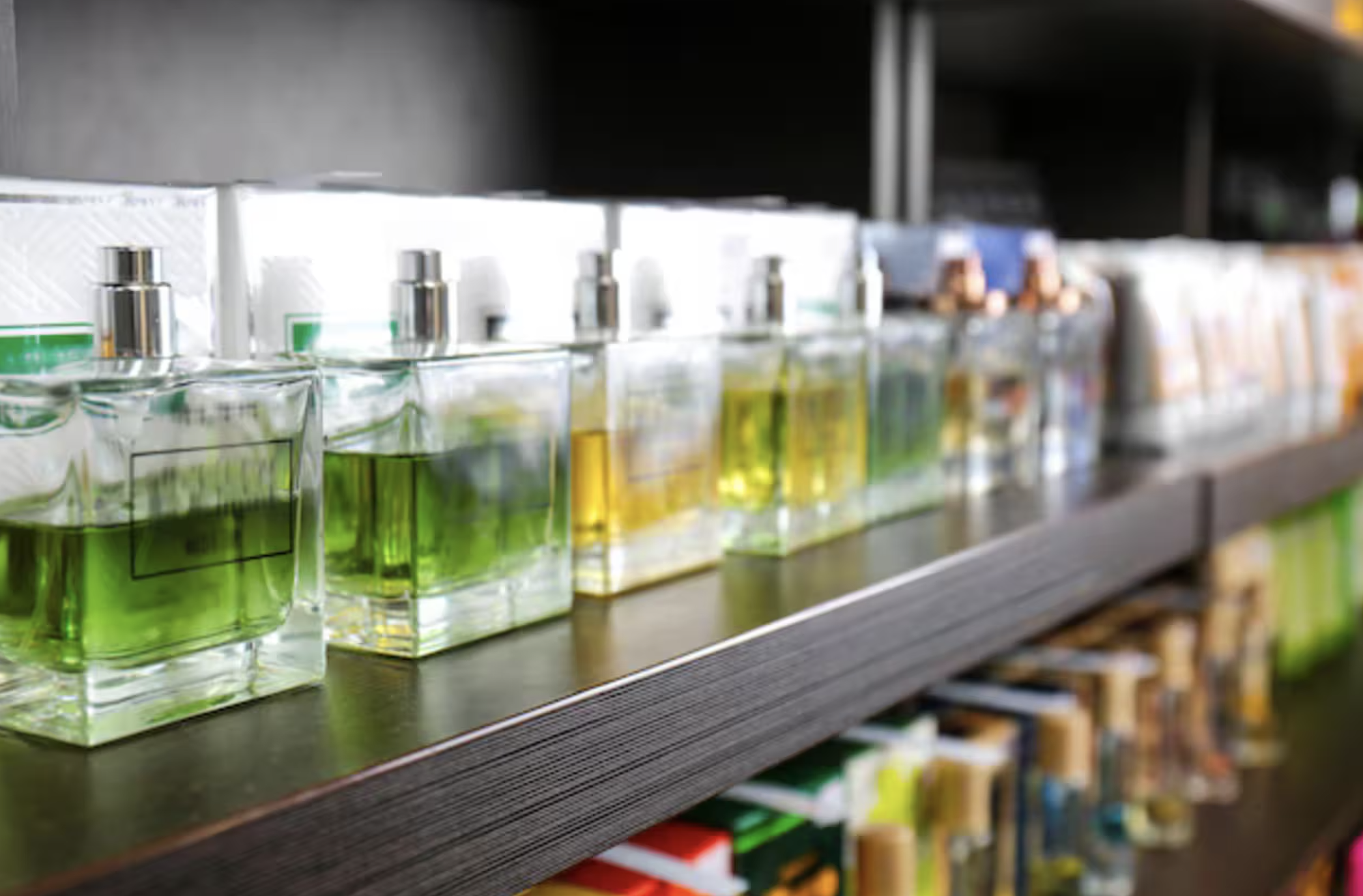 Un prestatge amb mostres de perfums.