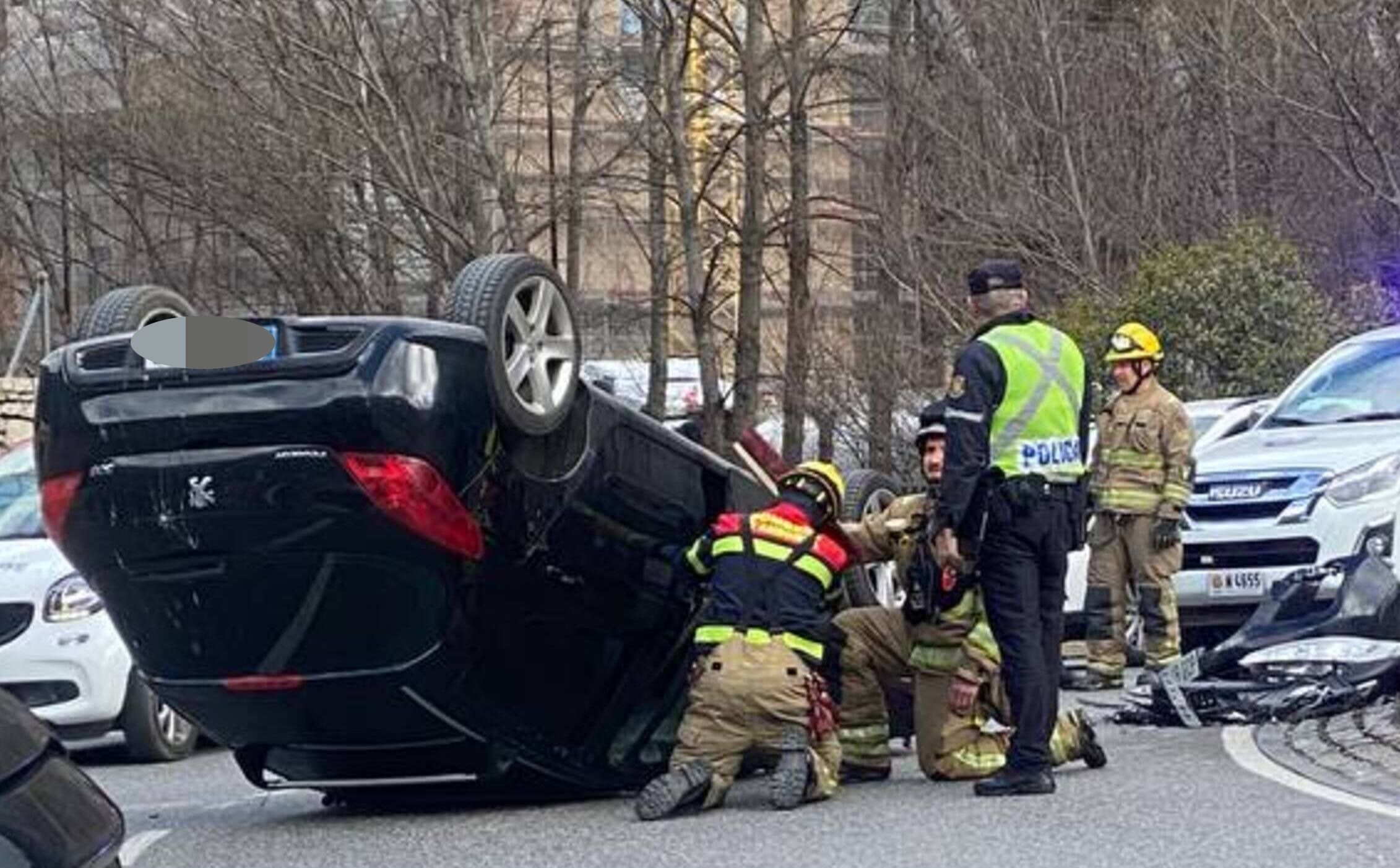 Bombers treballant en l'excarceració del conductor i únic ocupant.