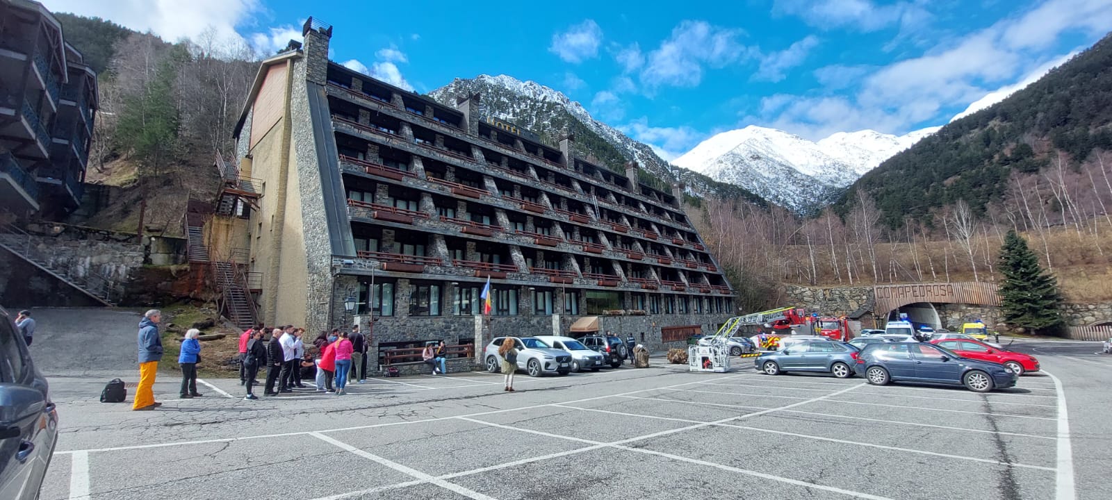 Alguns dels desallotjats, a l'esquerra, observant l'hotel i el punt d'on sortia fum, amb el camió escala dels bombers a la dreta. Alguns dels desallotjats, a l'esquerra, observant l'hotel i el punt d'on sortia fum, amb el camió escala dels bombers a la dreta.