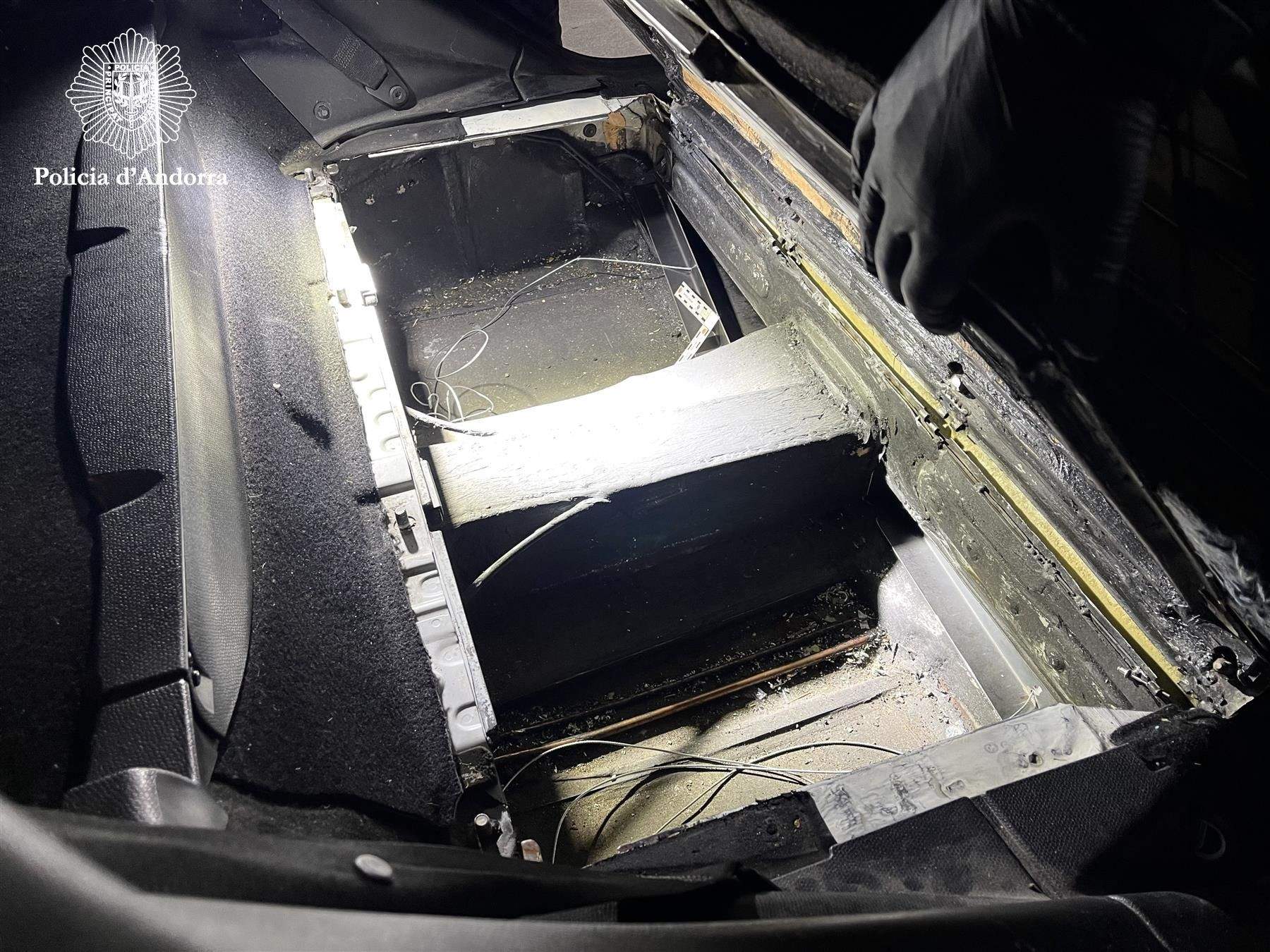 El doble fons en el cotxe comissat.