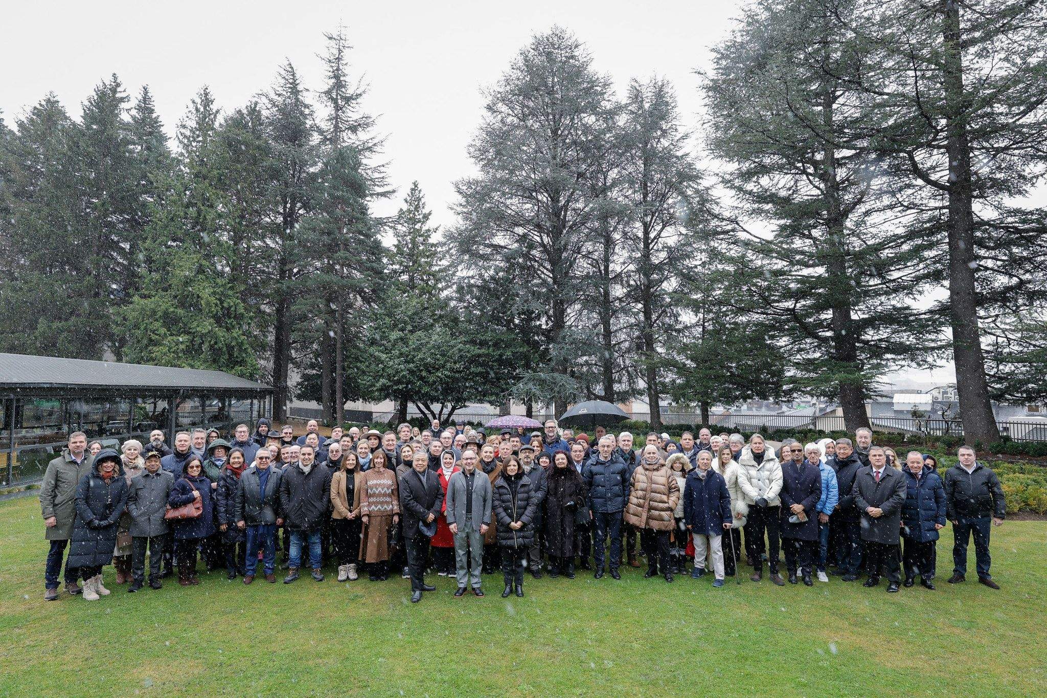 Foto de família amb els ambaixadors que han participat a la recepció del Govern.
