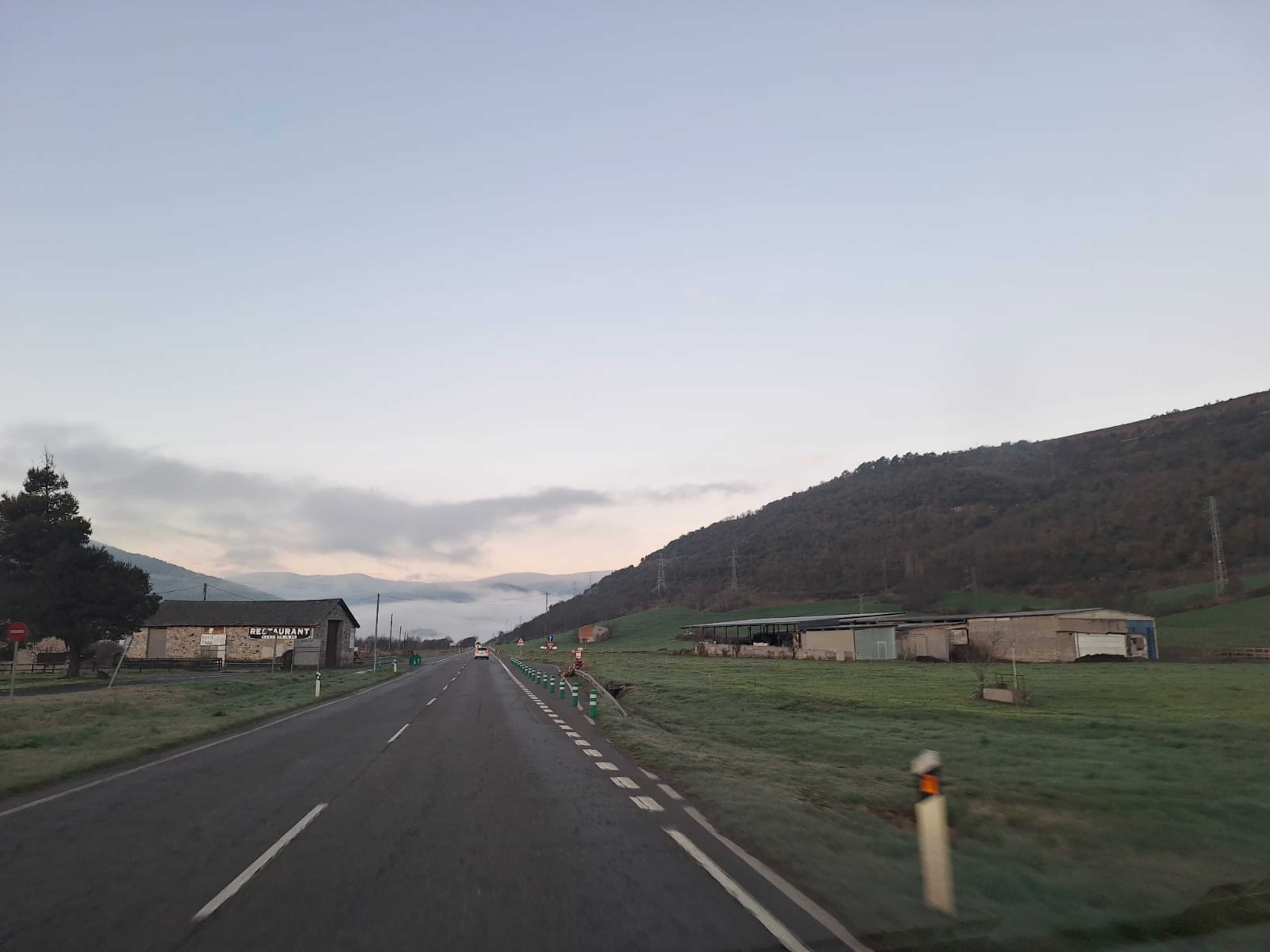 Una imatge d'aquest matí de la carretera N-260 a l'altura d'Arfa, amb els nous piquets a la dreta.